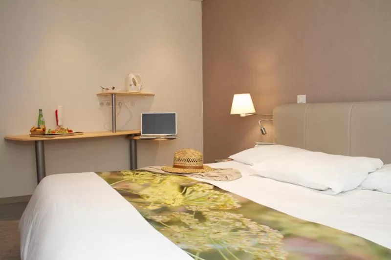 Photo of the whole room, Bed in Logis Hôtel Novalis Quimperlé