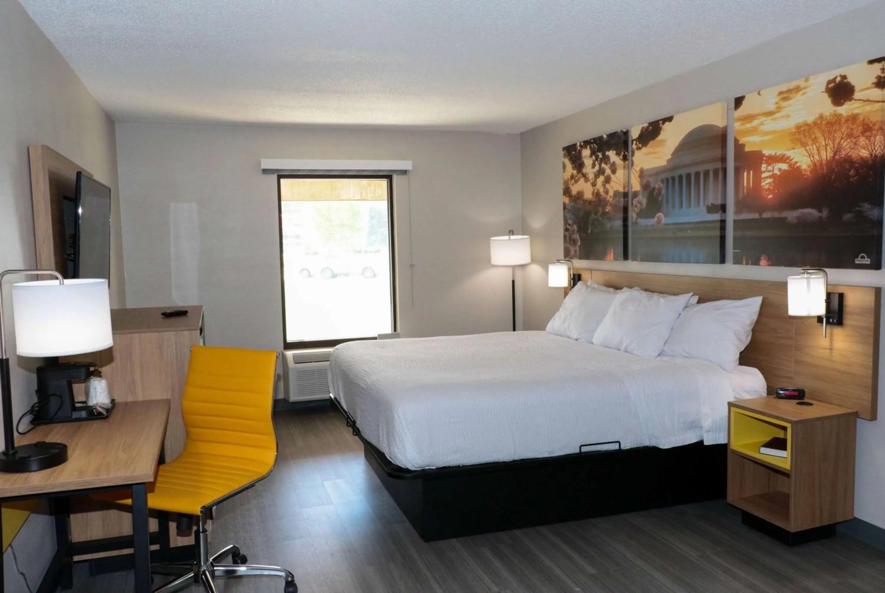 Photo of the whole room, Bed in Days Inn by Wyndham Farmville