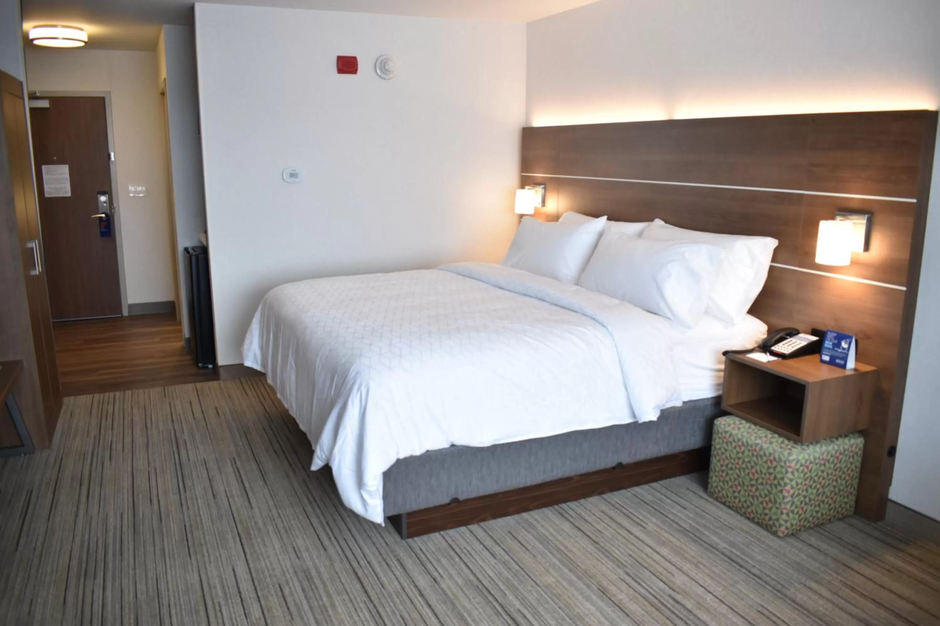 Bedroom, Bed in Holiday Inn Express & Suites - Boston South - Randolph by IHG