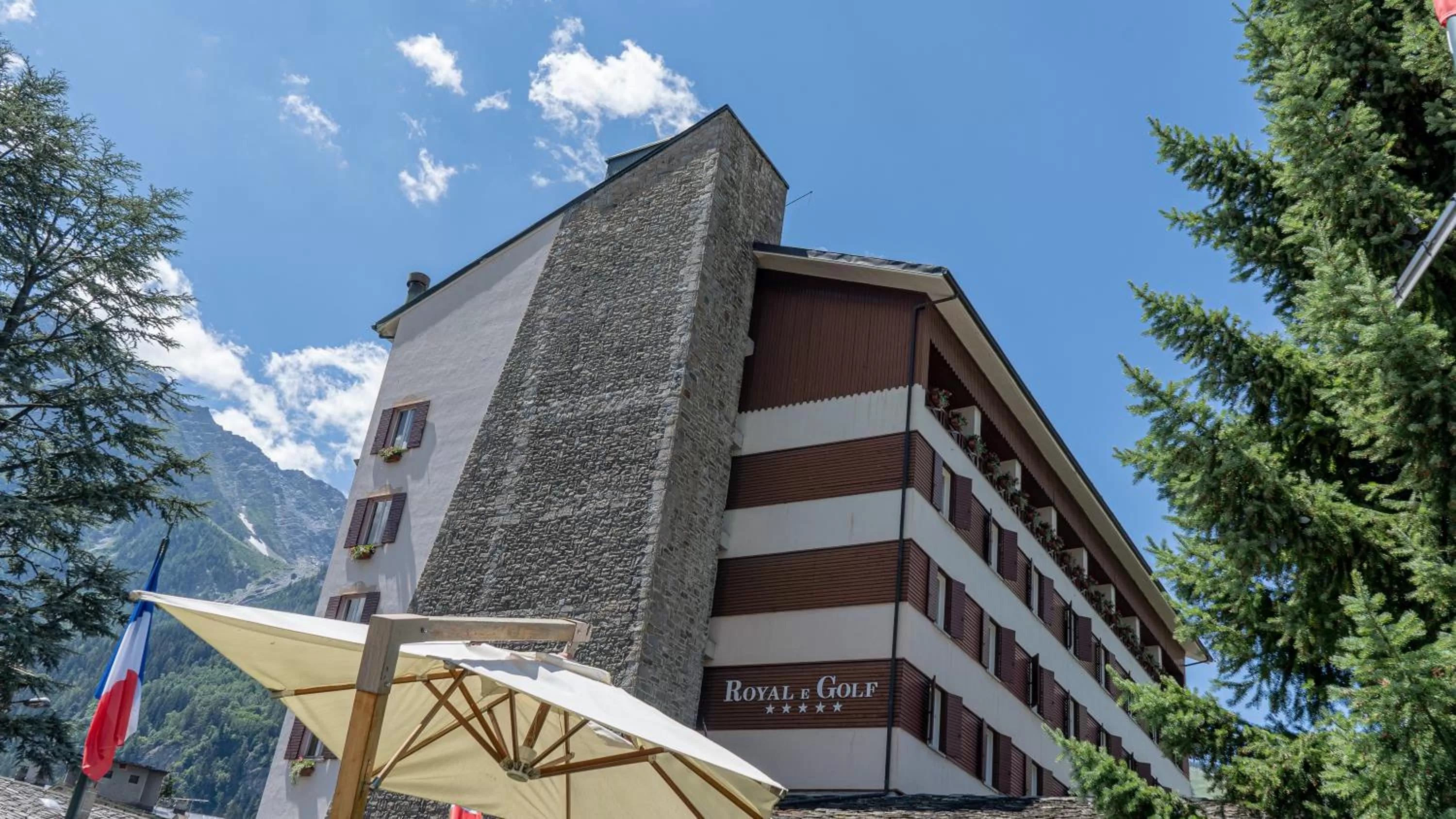 Property building in Grand Hotel Royal E Golf