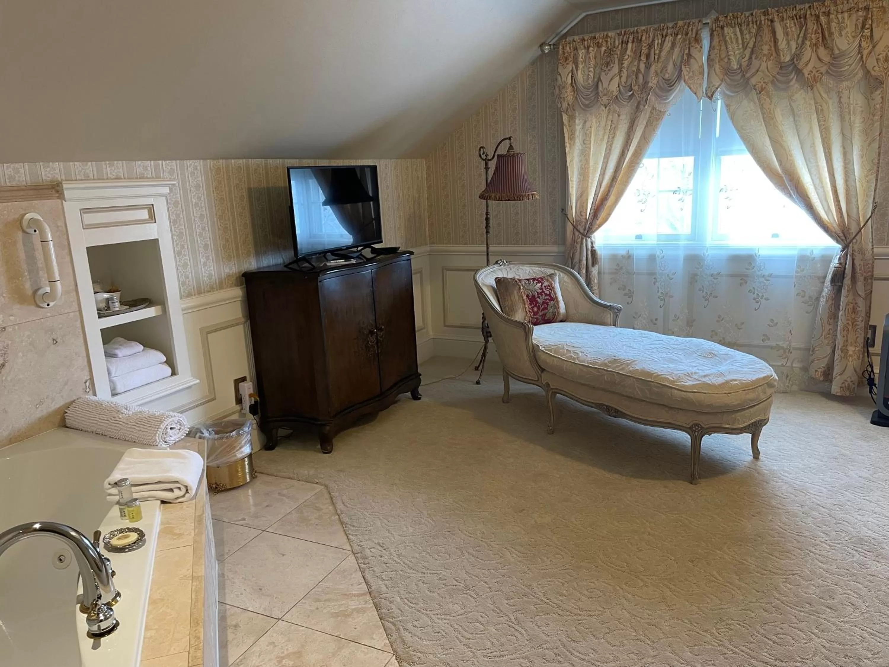 TV and multimedia, Bed in Heber Senator Bed and Breakfast