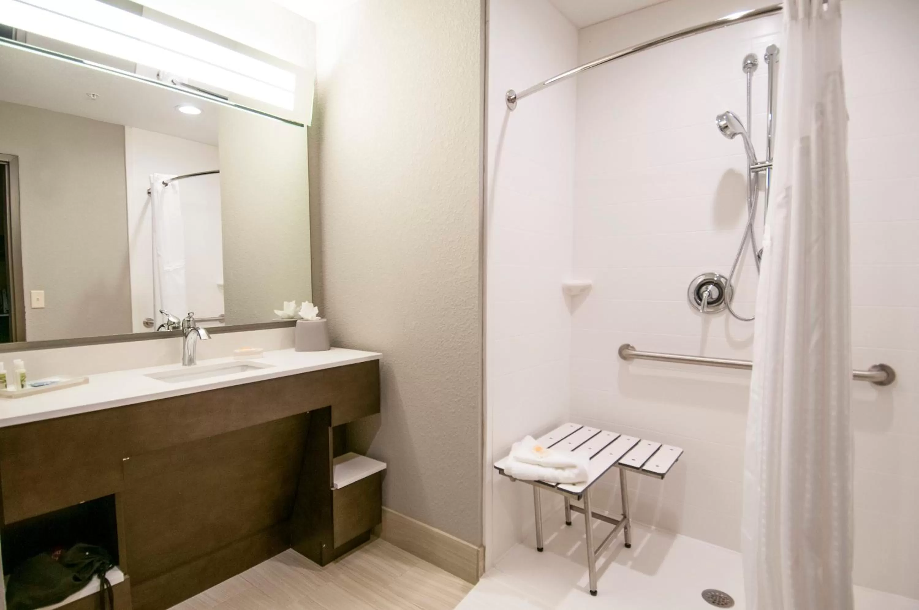King Room with Roll-In Shower - Hearing Accessible in Holiday Inn - New Orleans Airport North, an IHG Hotel