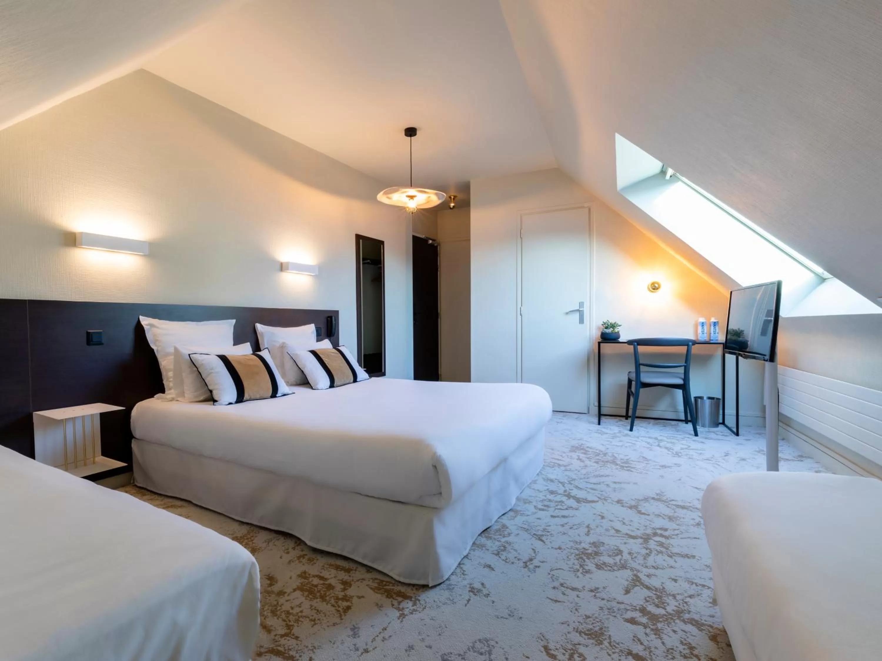 Photo of the whole room, Bed in MOKA Hôtel centre-ville