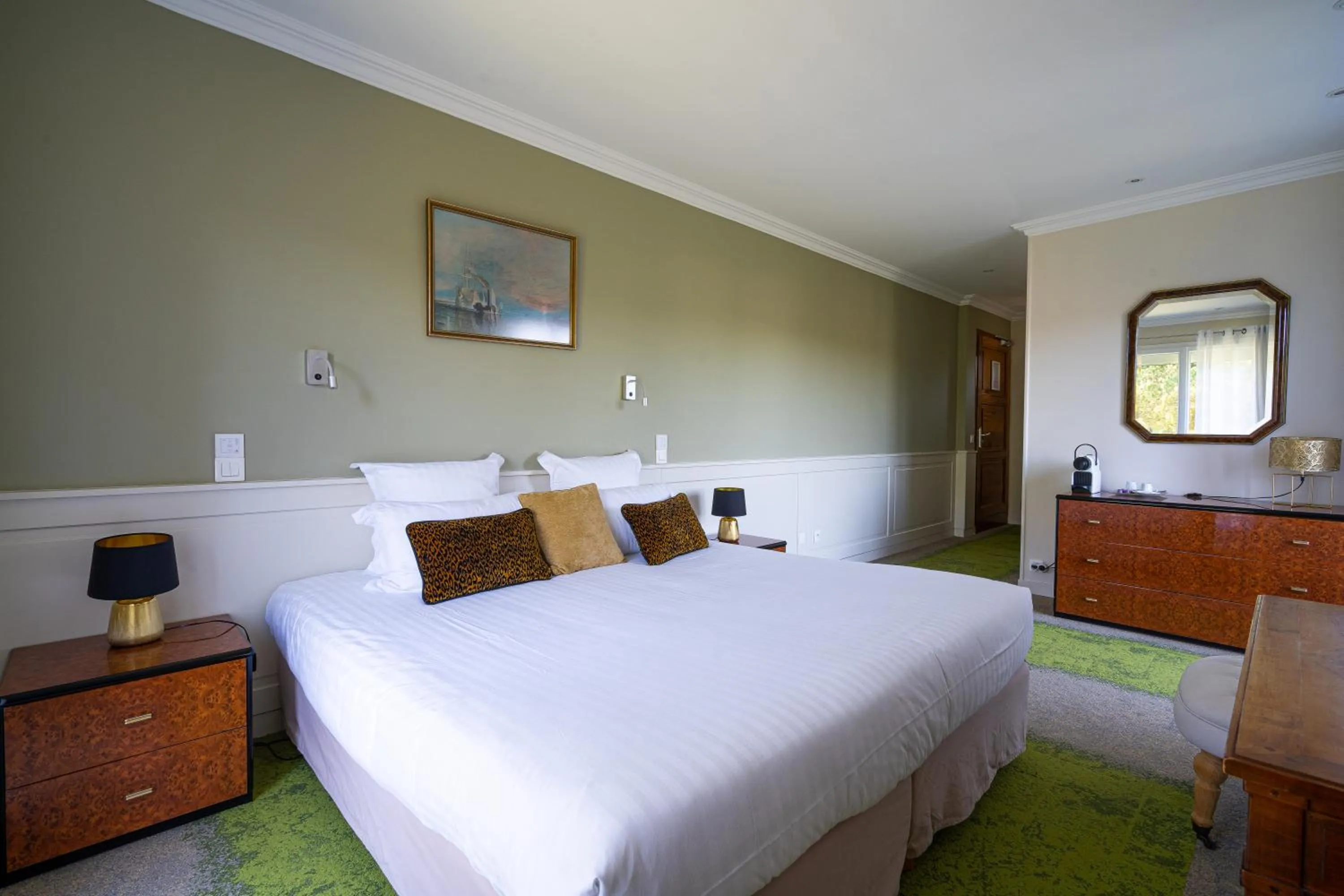 Bedroom, Bed in Hôtel The Originals Résidence de Rohan (EX RELAIS DU SILENCE)