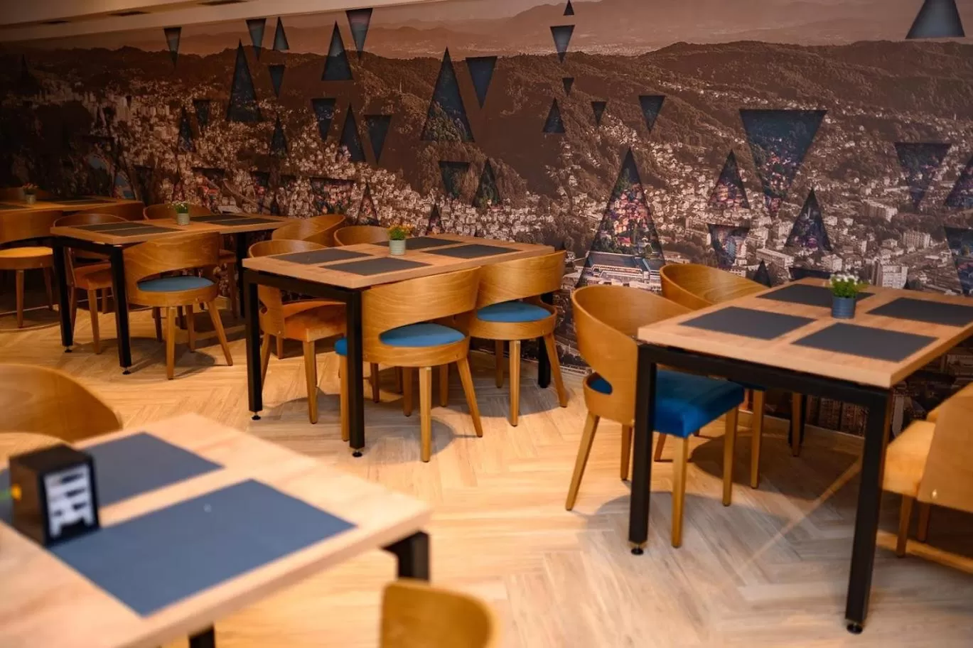 Restaurant/places to eat in Hotel Vertigos