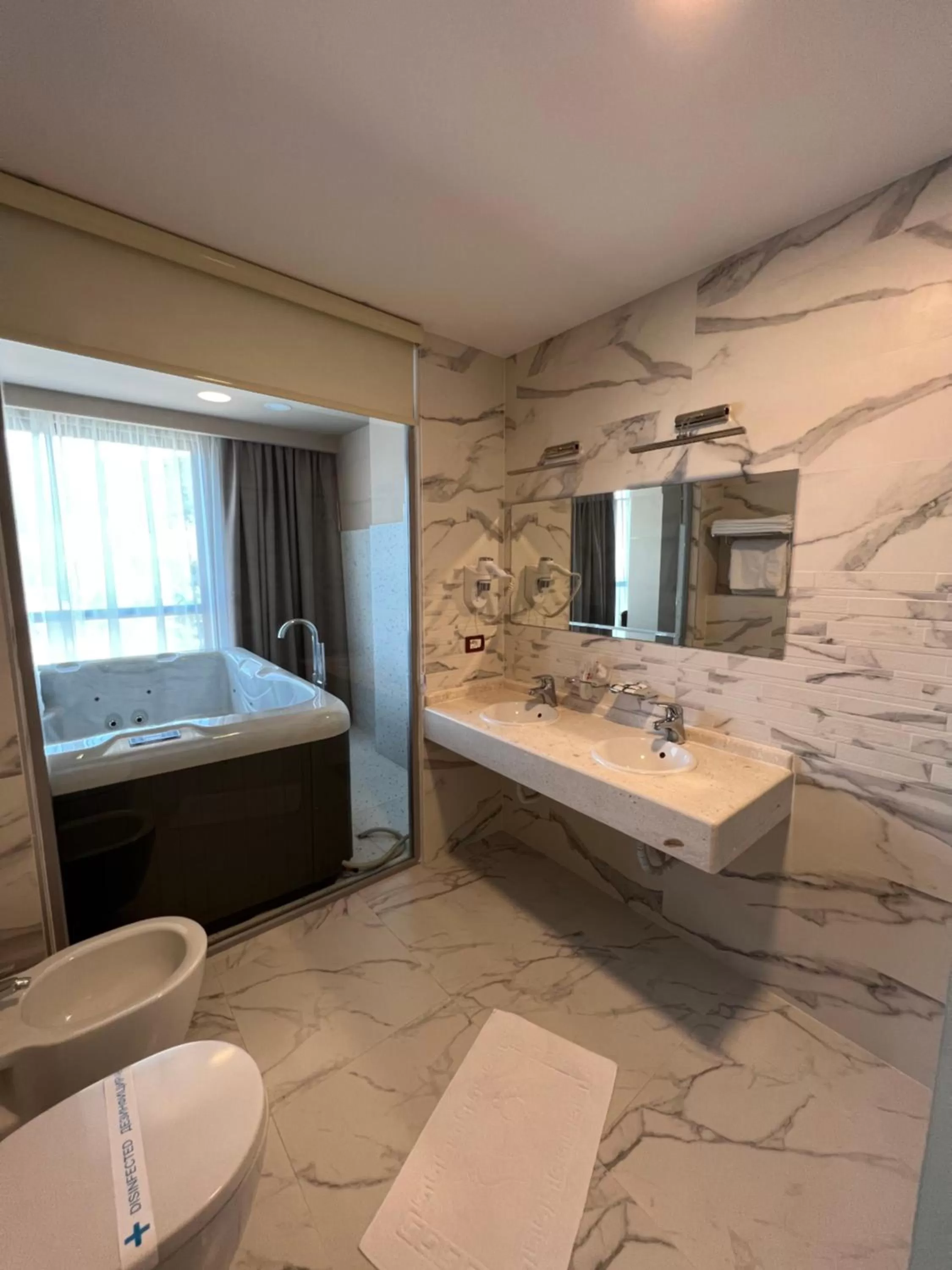 Bathroom, Bed in Hotel Millennium