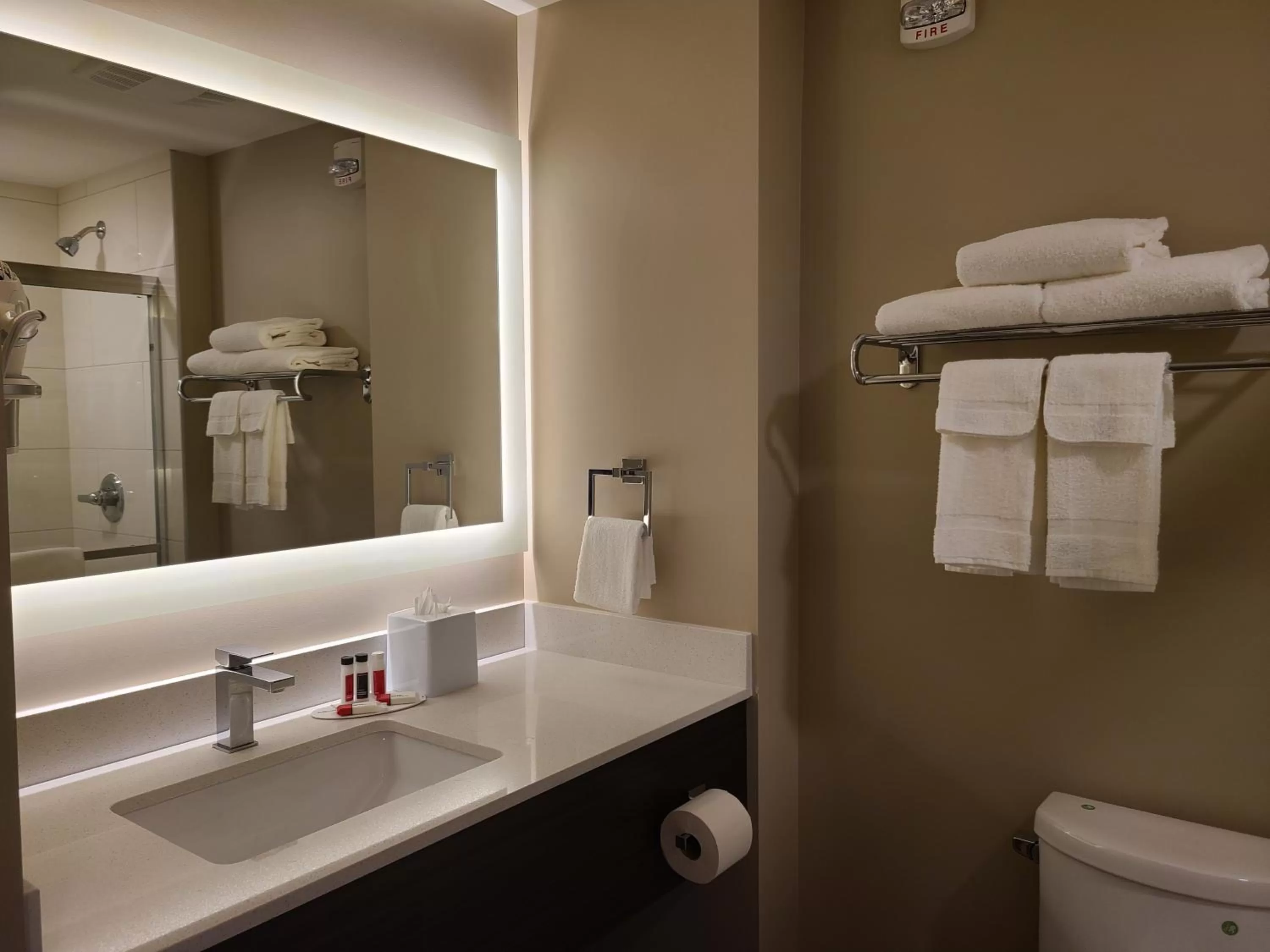 Super 8 by Wyndham Thompson