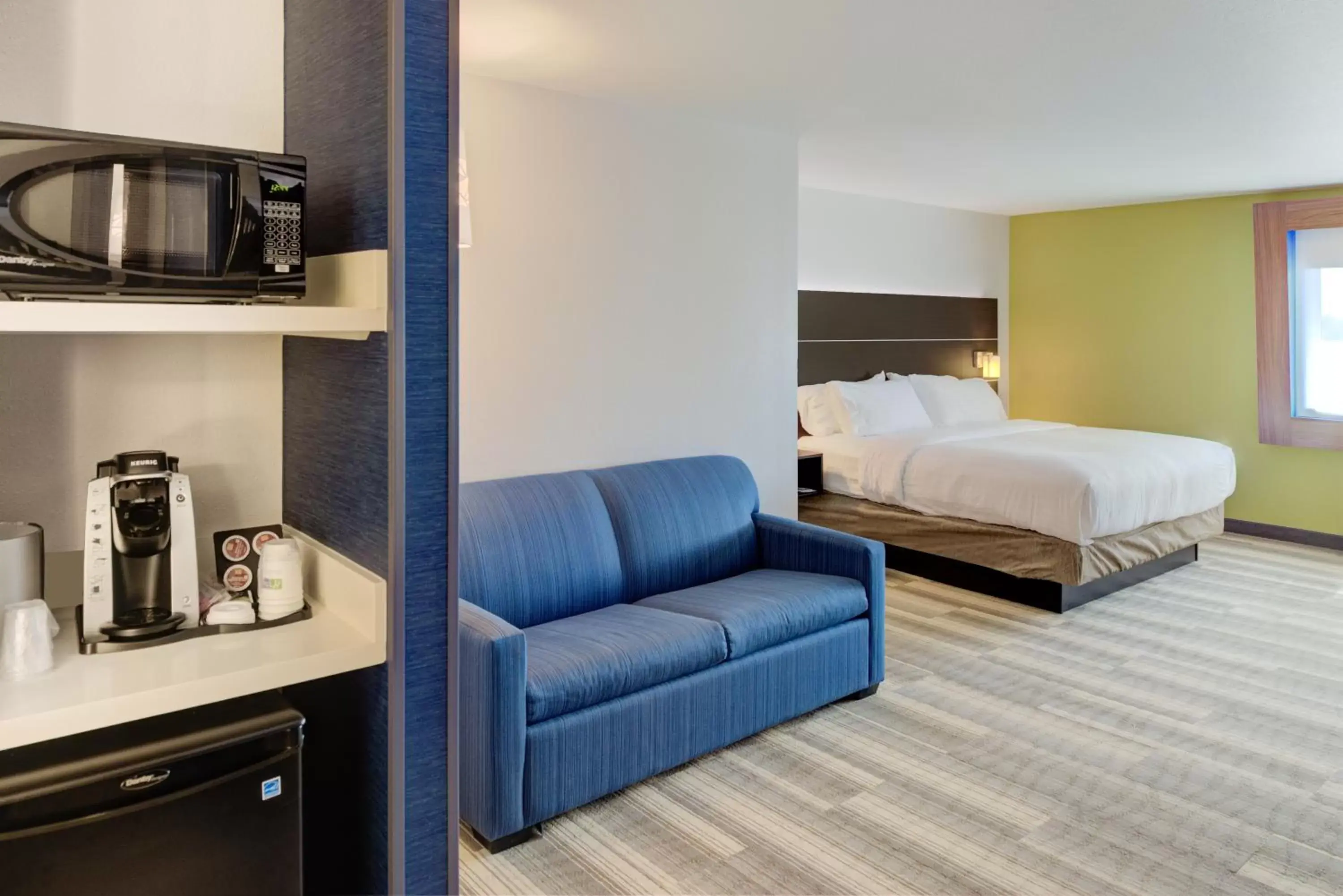 Standrad King Room with Sofa bed - Mobility Accessible in Holiday Inn Express Newberg - Wine Country, an IHG Hotel Standrad King Room with Sofa bed - Mobility Accessible in Holiday Inn Express Newberg - Wine Country, an IHG Hotel