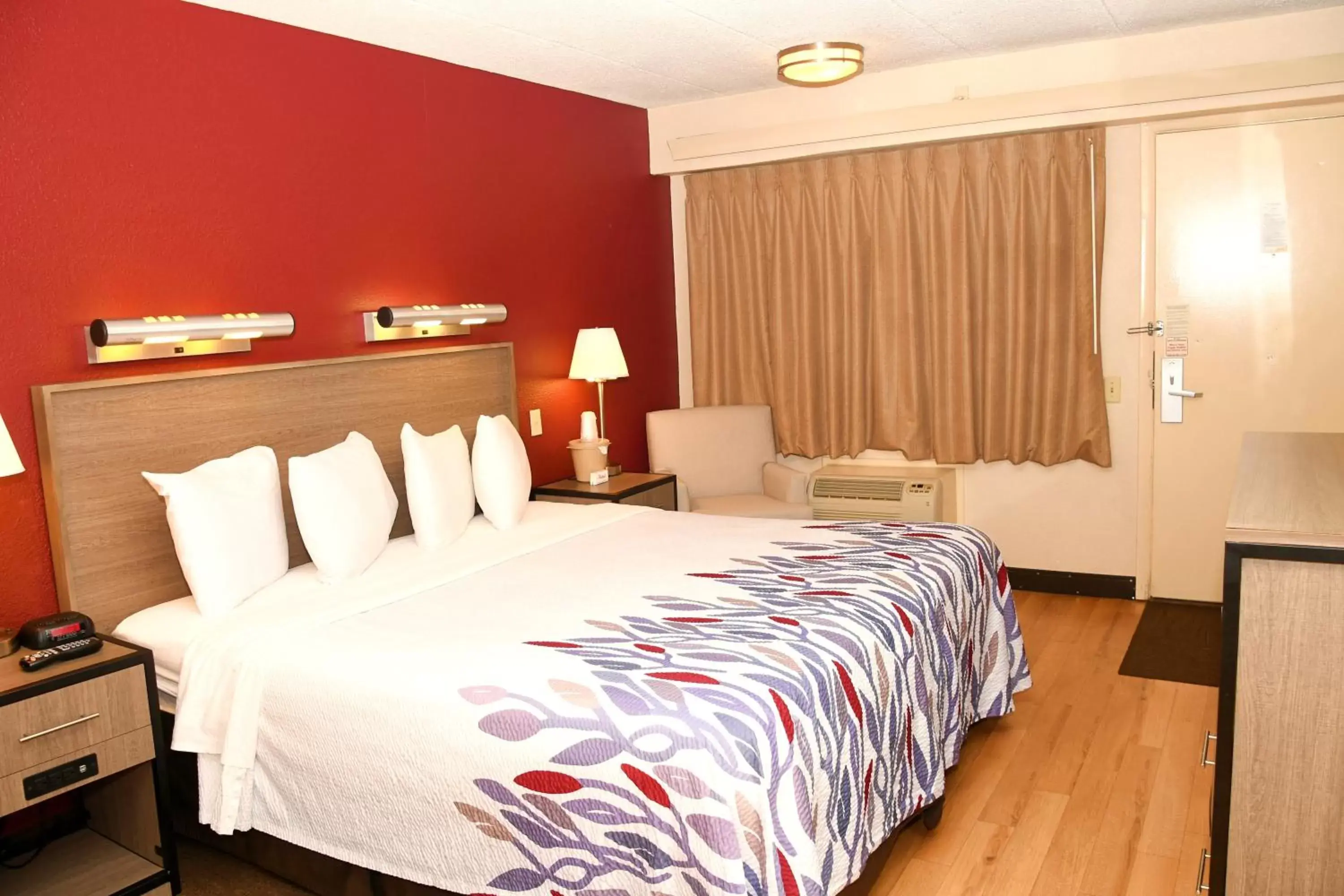 Superior King Room Smoke Free in Red Roof Inn Richmond South Superior King Room Smoke Free in Red Roof Inn Richmond South