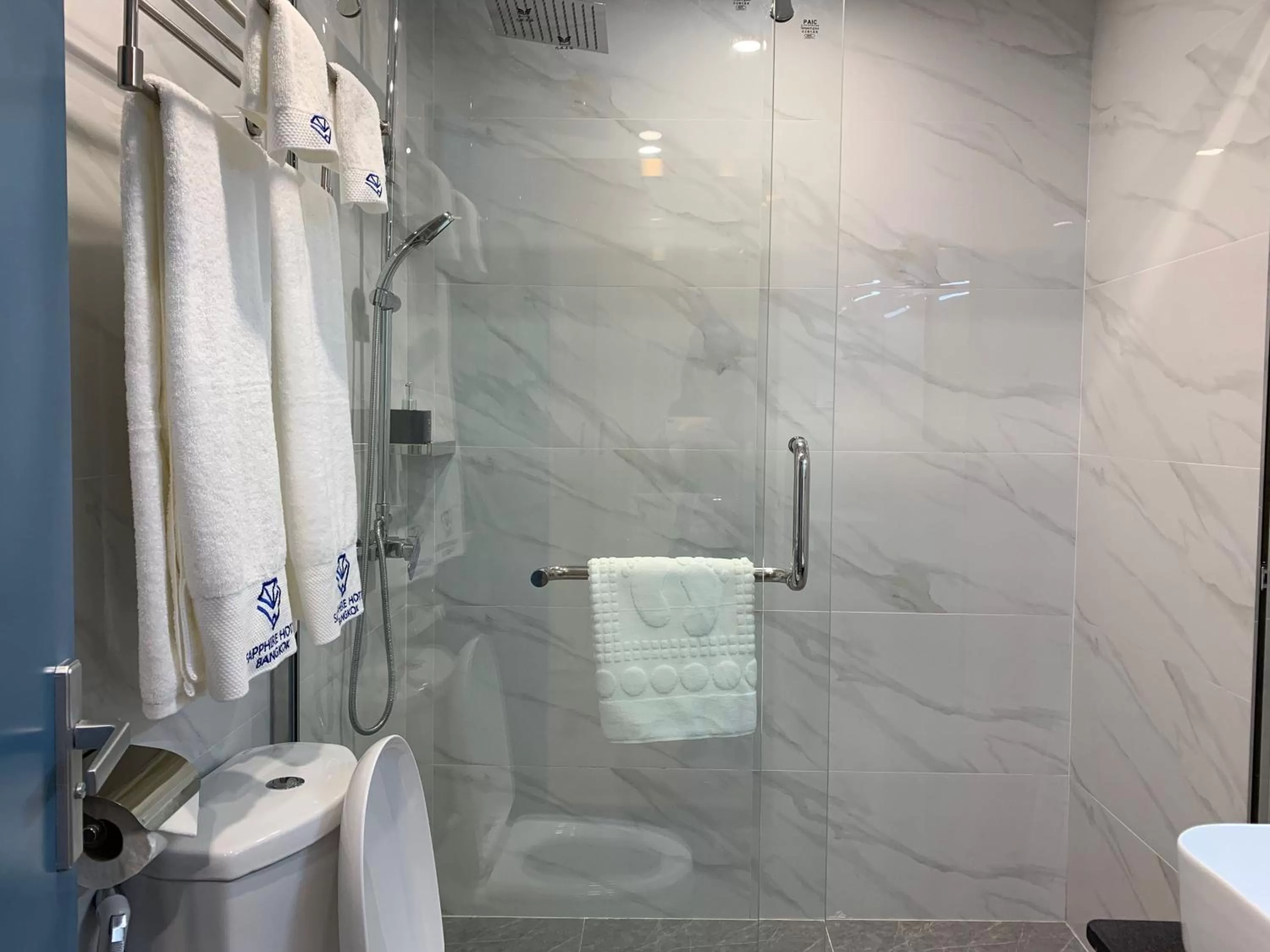 Bathroom in Sapphire Hotel Silom Bangkok