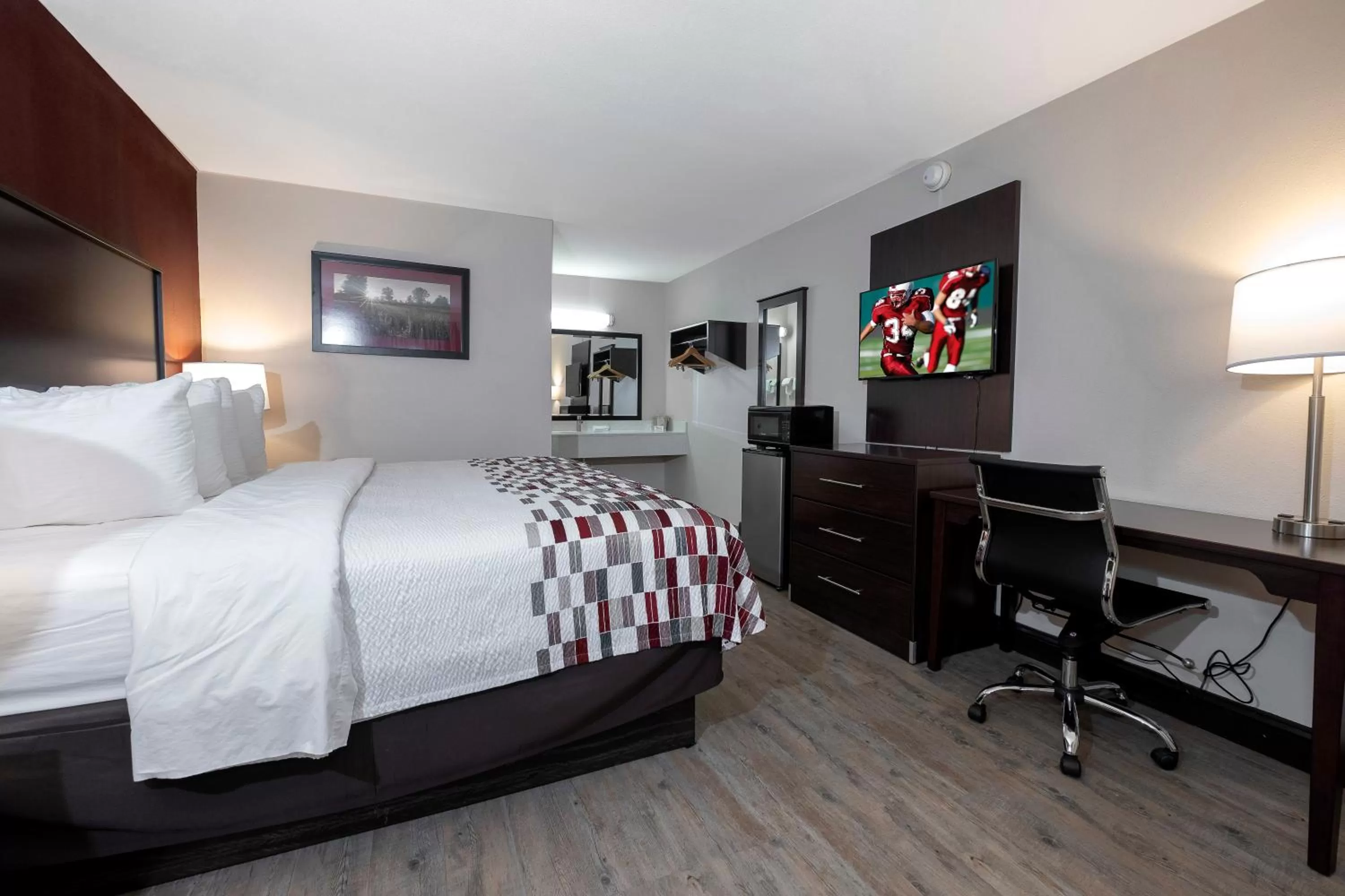 Photo of the whole room, Bed in Red Roof Inn Fort Smith Downtown