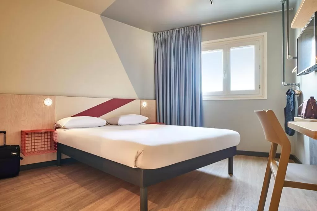 Bedroom, Bed in ibis budget Paris Porte d'Aubervilliers