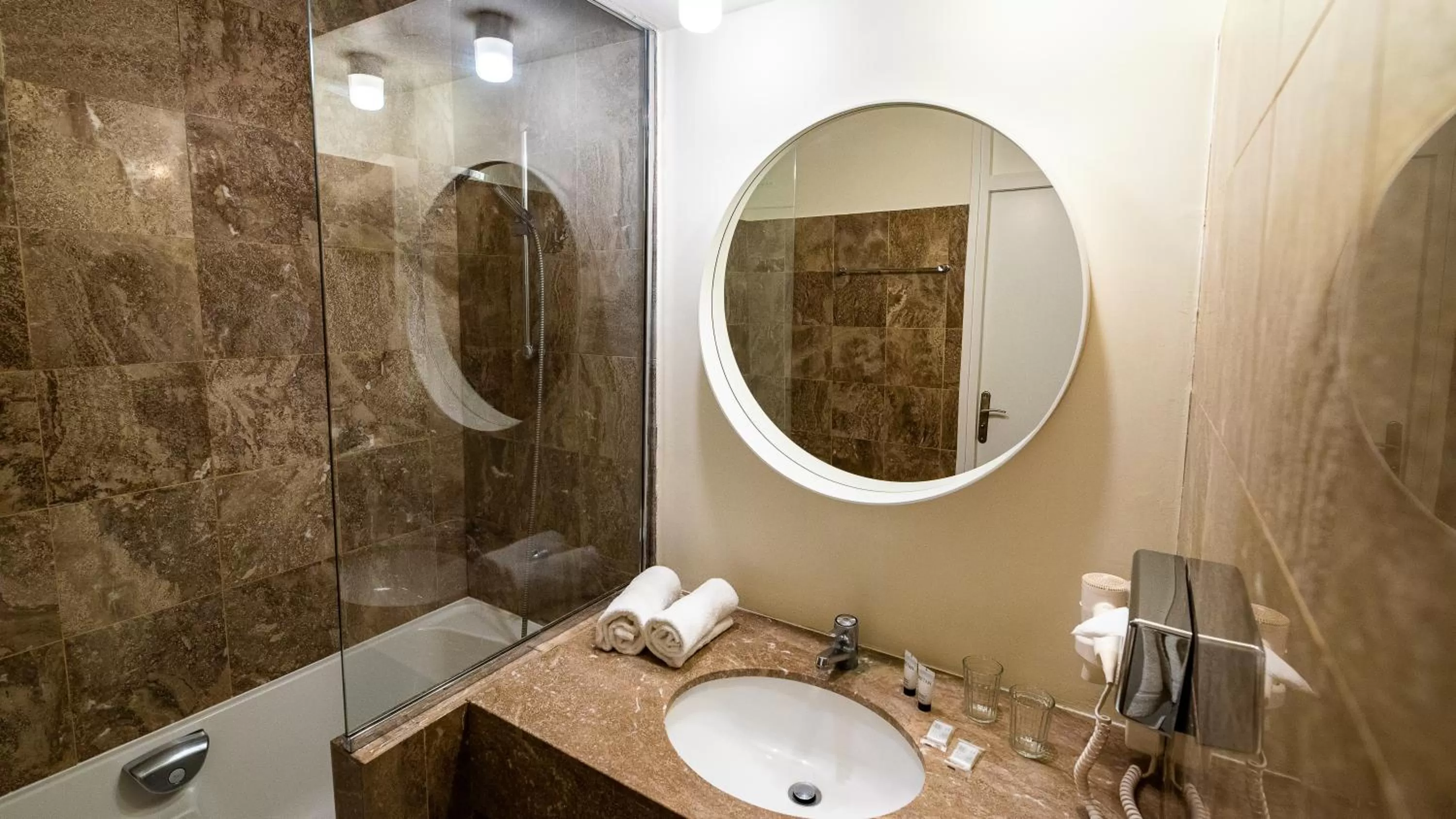 Photo of the whole room in Best Western Hotel du Lac Dunkerque- Restaurant ouvert 7/7 midi et soir