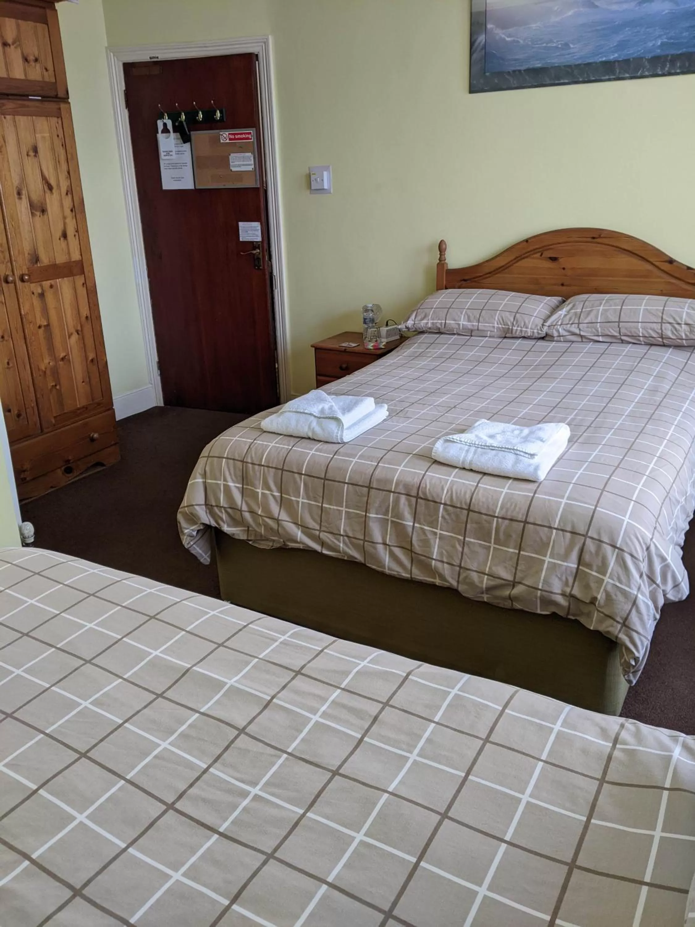 Bed in Kingswinford Guest House with Free Parking