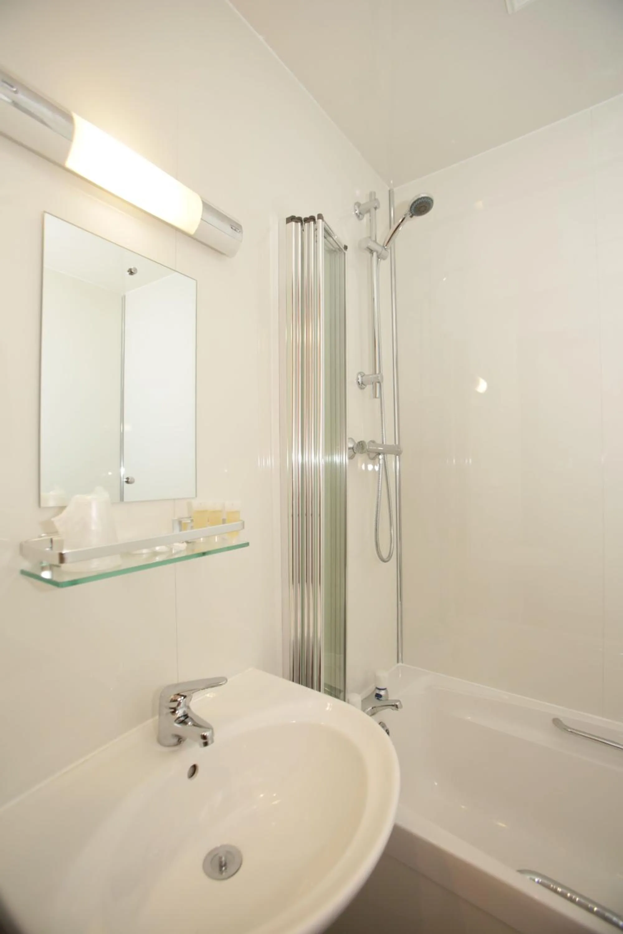 Bathroom in Devoncove Hotel Glasgow