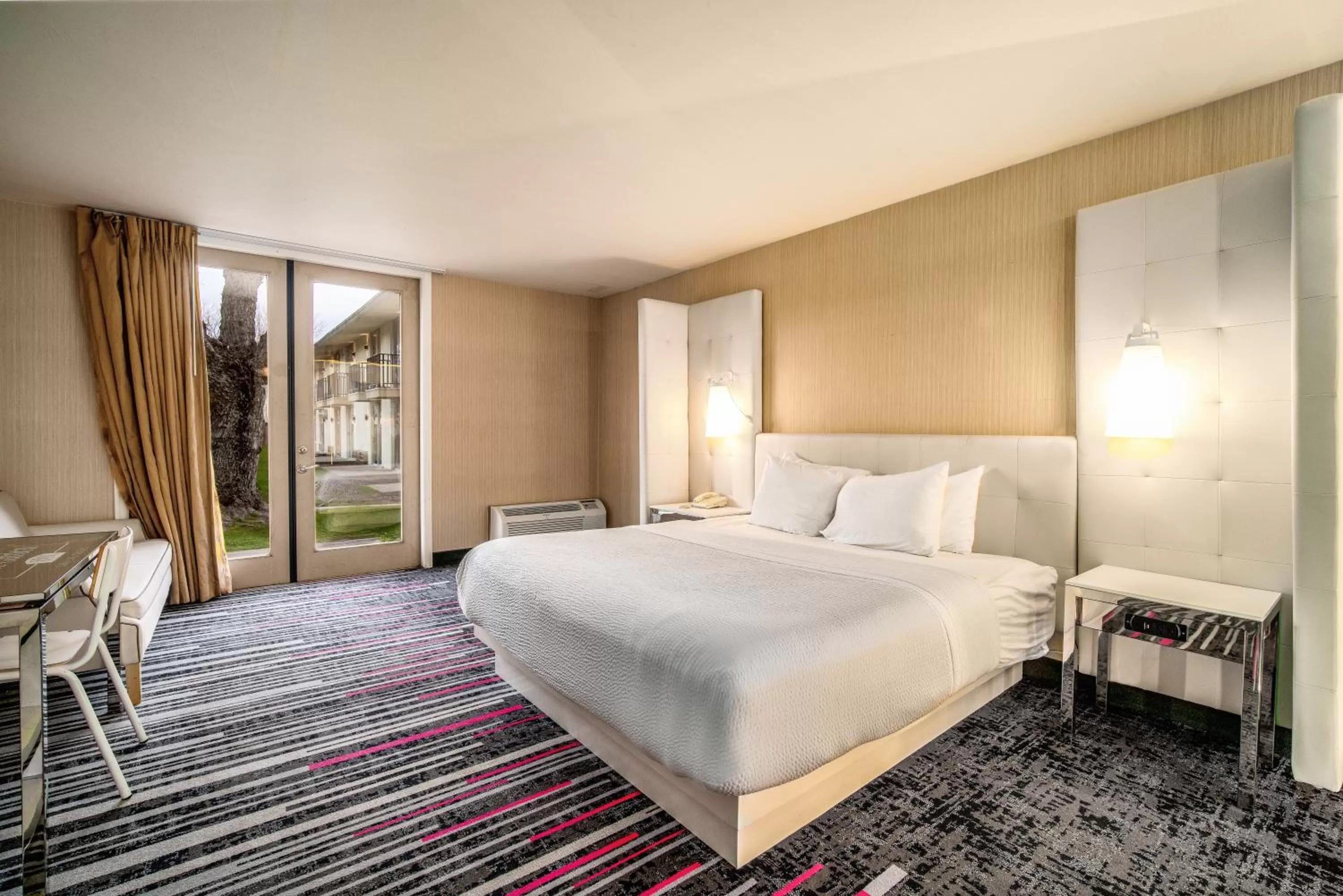 Photo of the whole room, Bed in Hotel Calle Joaquin - San Luis Obispo