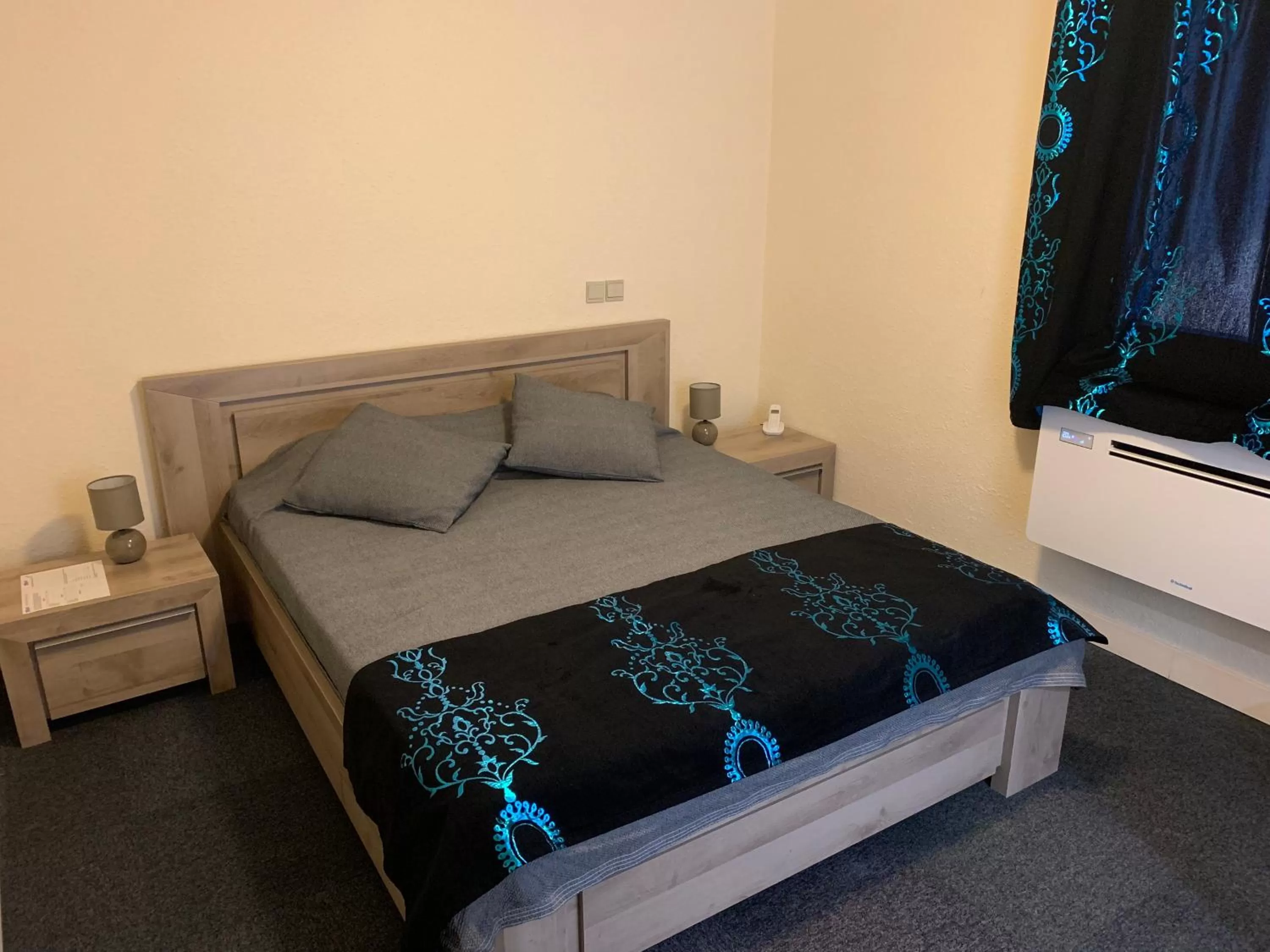 Bed in Astrotel Romorantin-Lanthenay Soirée étape