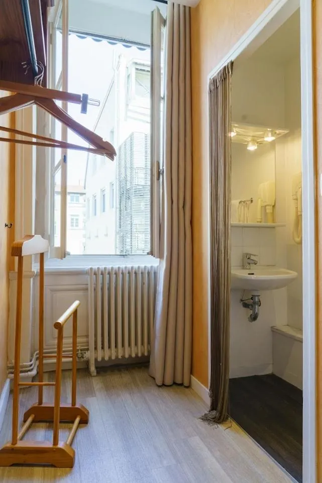 Shower in Hotel du Théatre