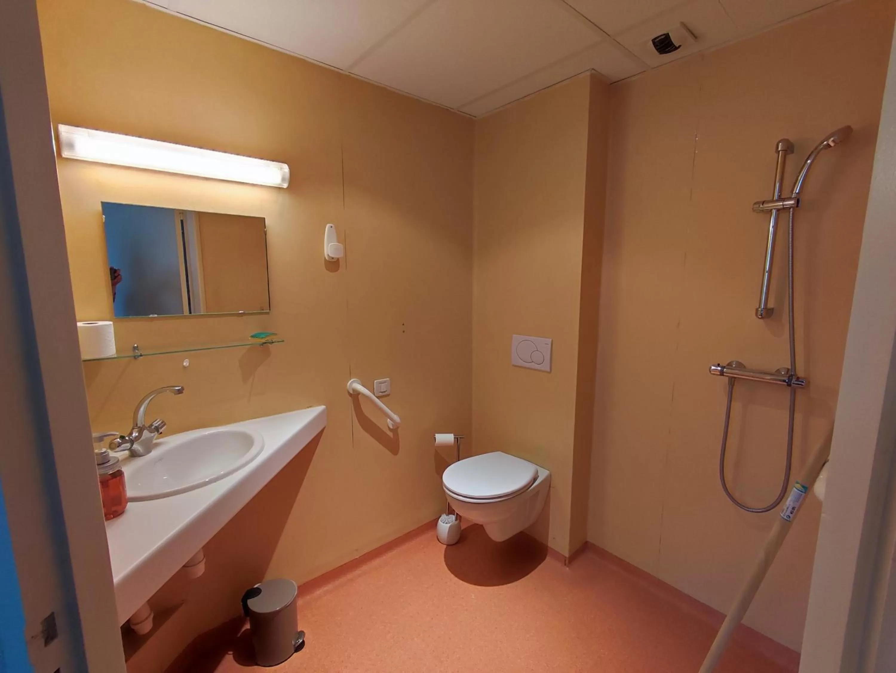 Bathroom in Gîte d'étape et de groupe du Clos Saint Roch