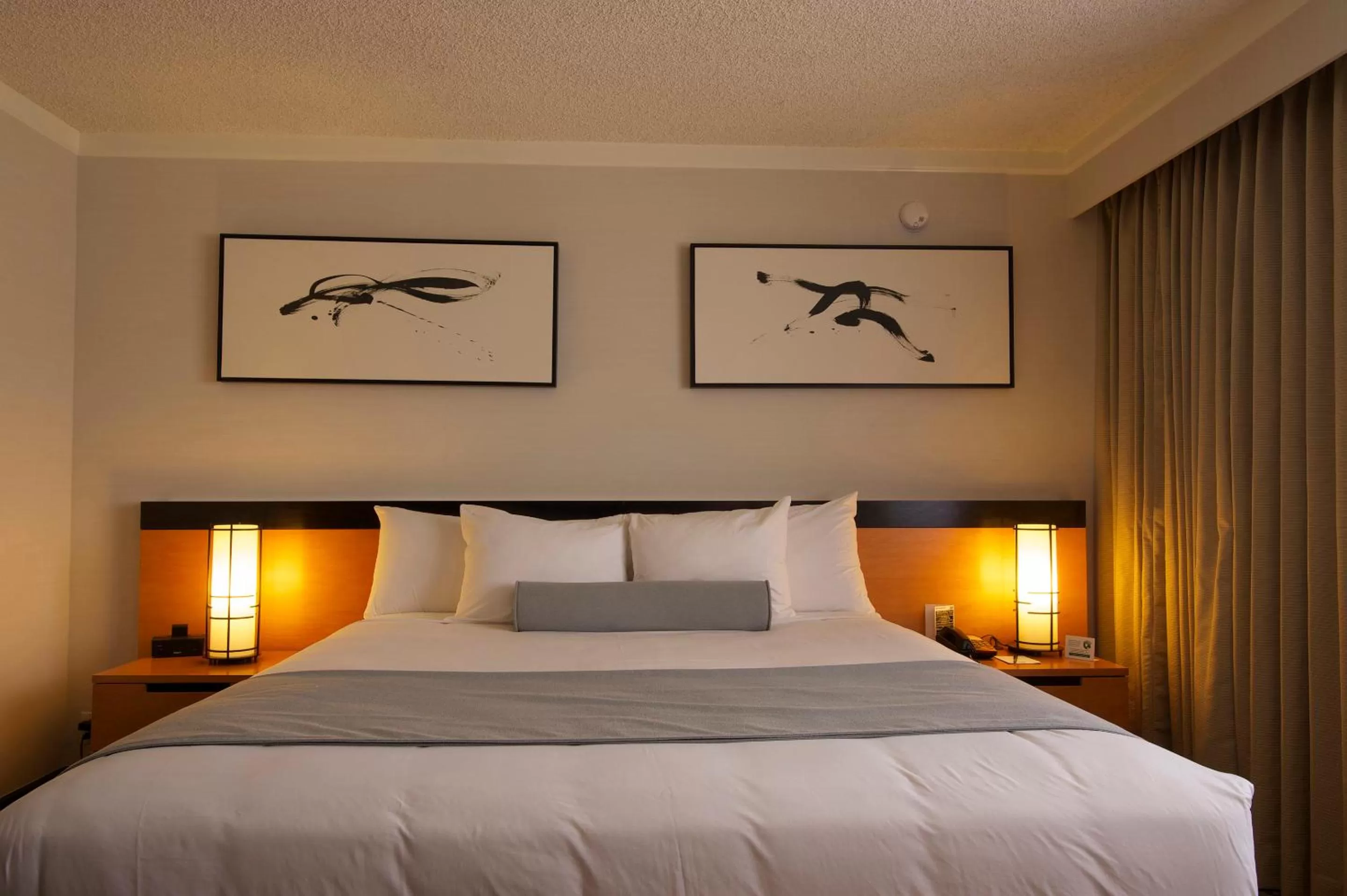 Bed in Miyako Hotel Los Angeles