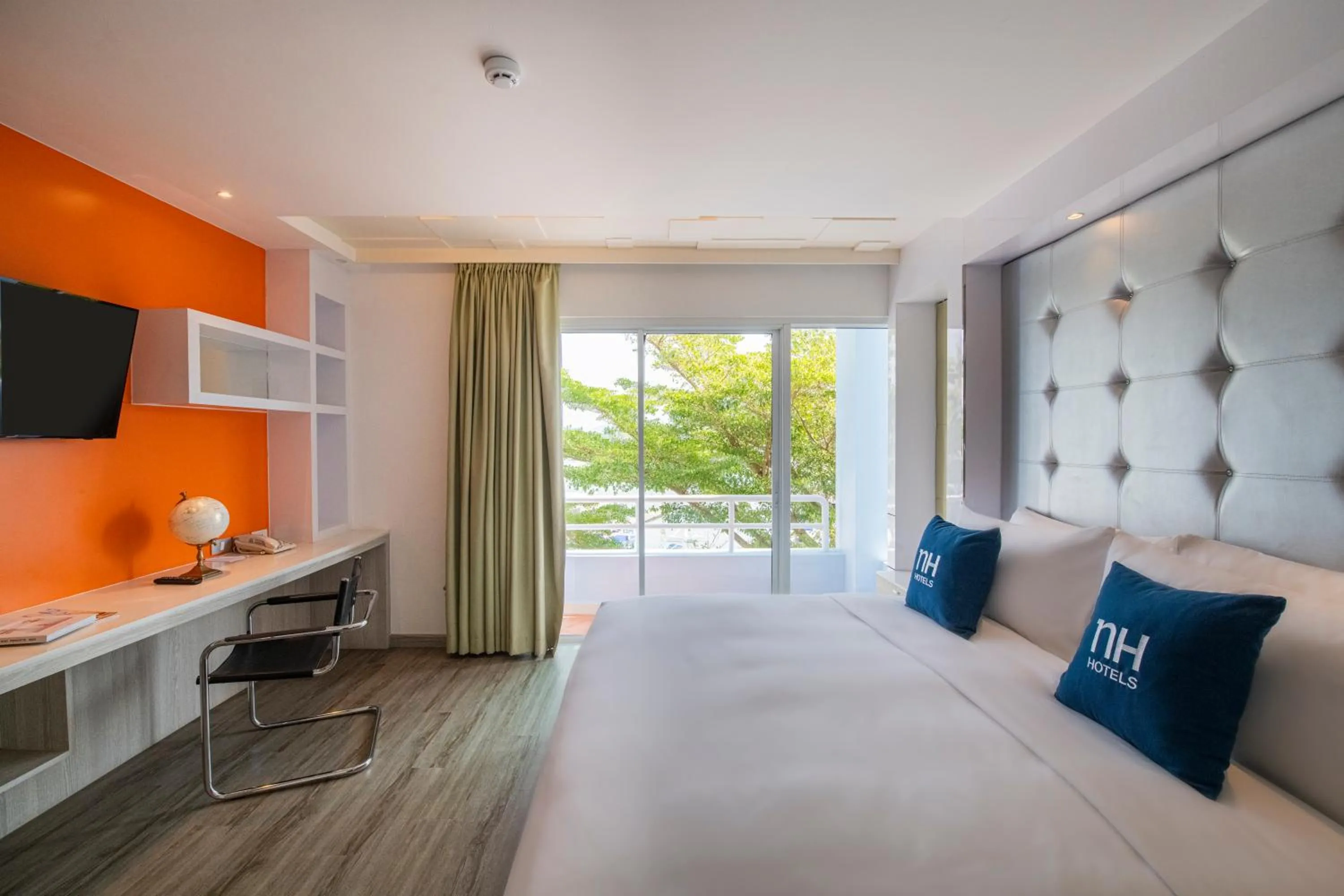 Living room, Bed in NH Boat Lagoon Phuket Resort