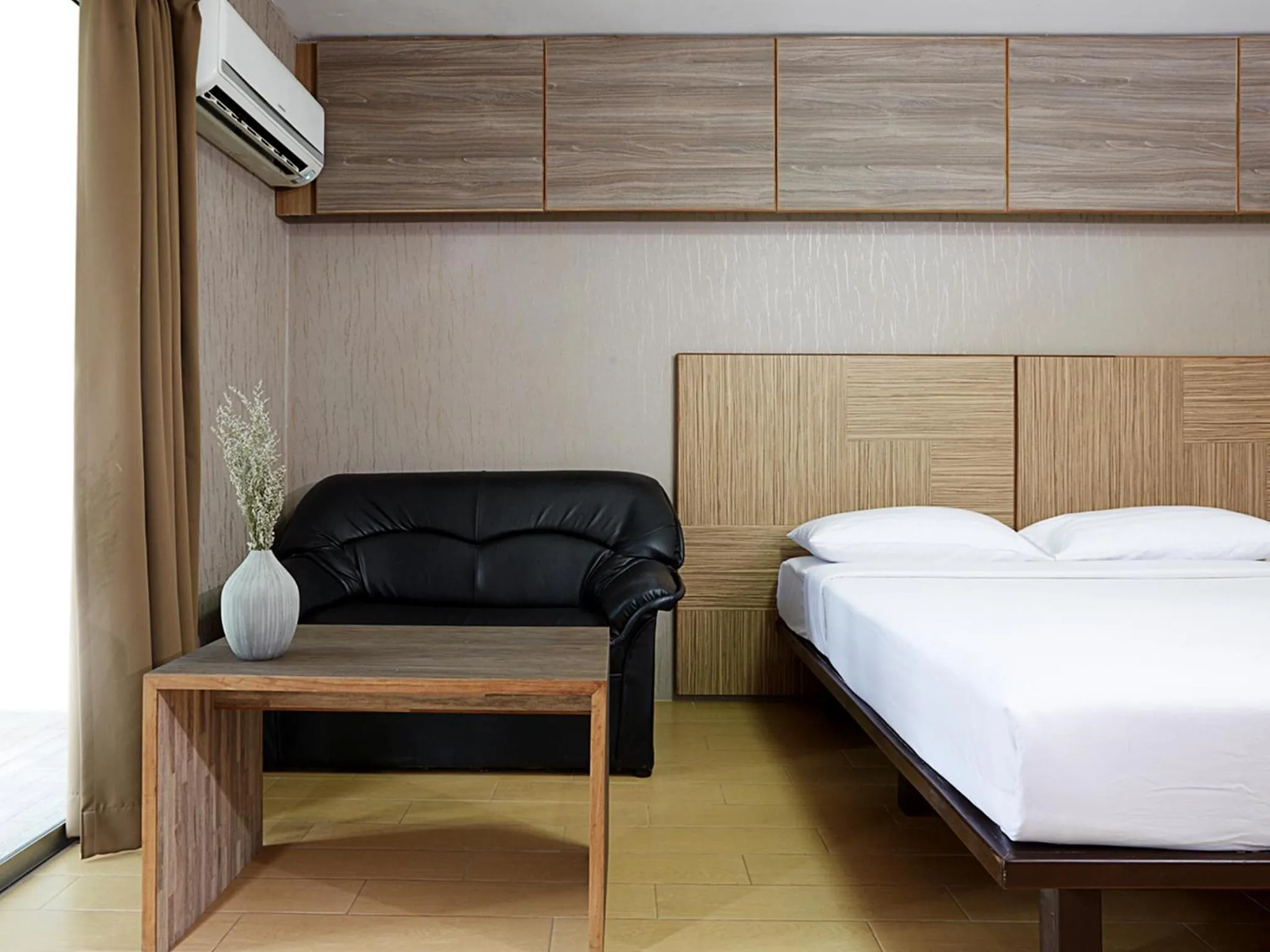 Seating area, Bed in Watana Hotel