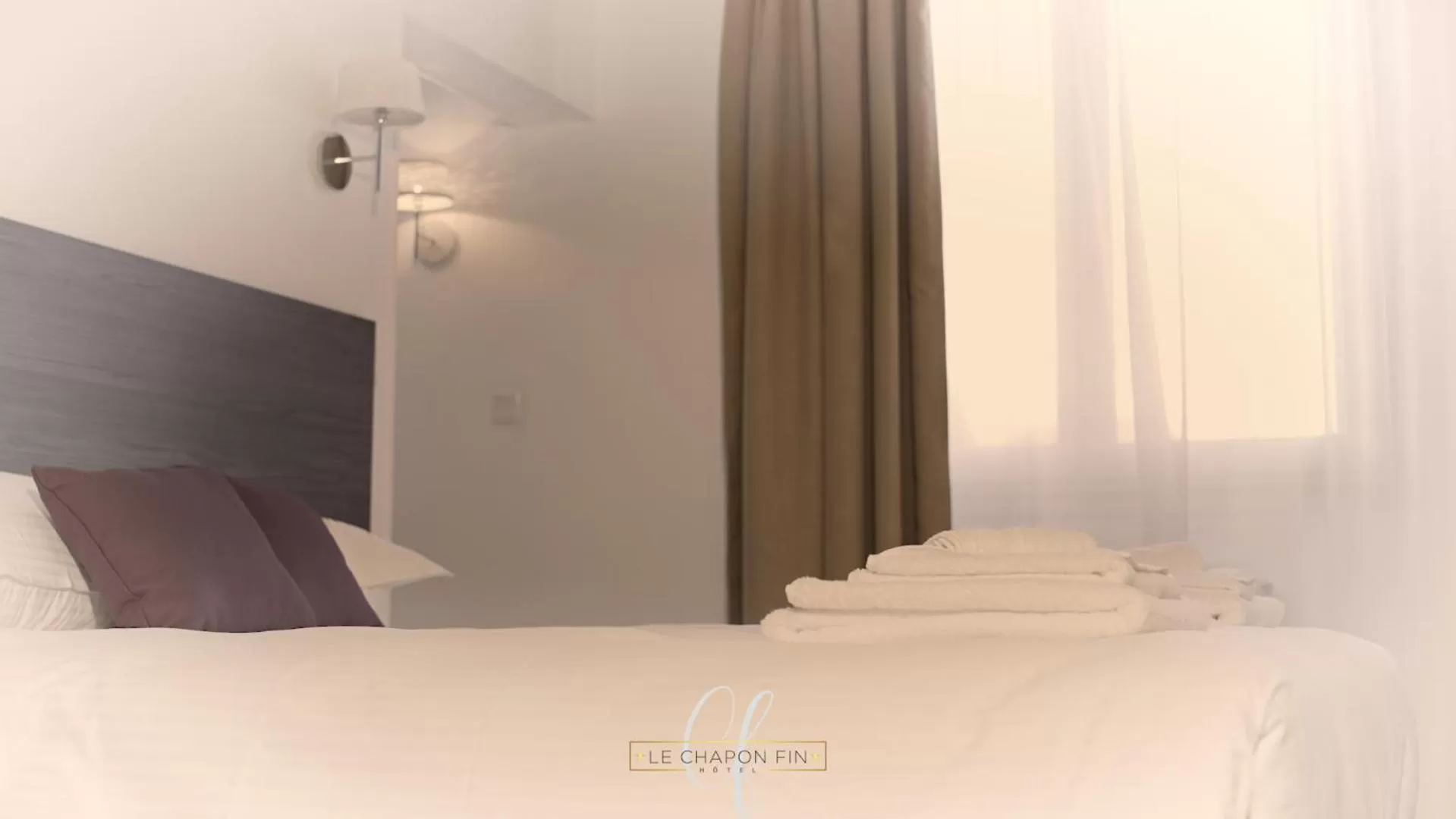 Bed in HÔTEL LE CHAPON FIN