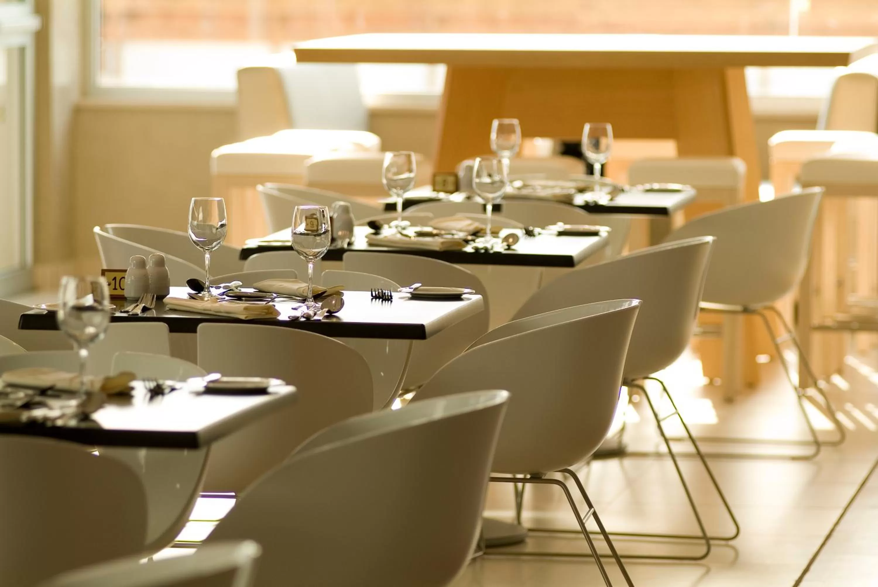 Restaurant/places to eat in Napa Mermaid Hotel & Suites