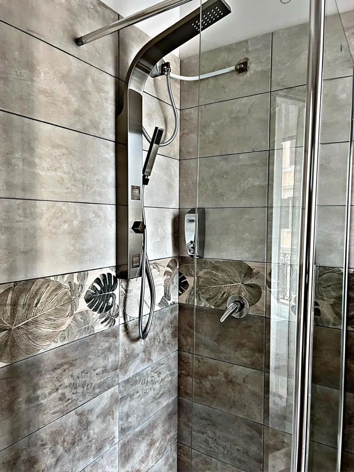 Shower in In the Center Guesthouse