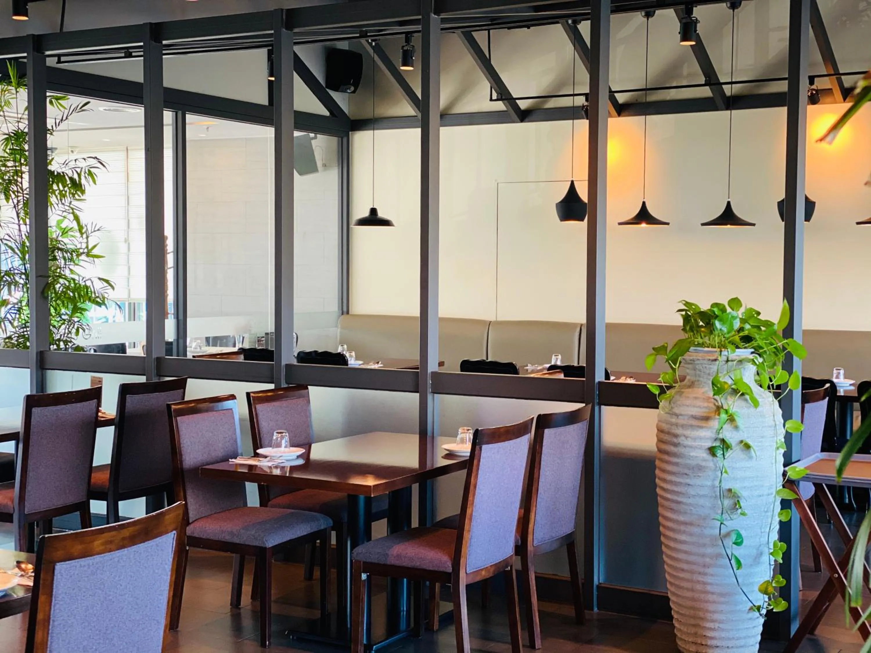 Restaurant/places to eat in Hotel Avenue