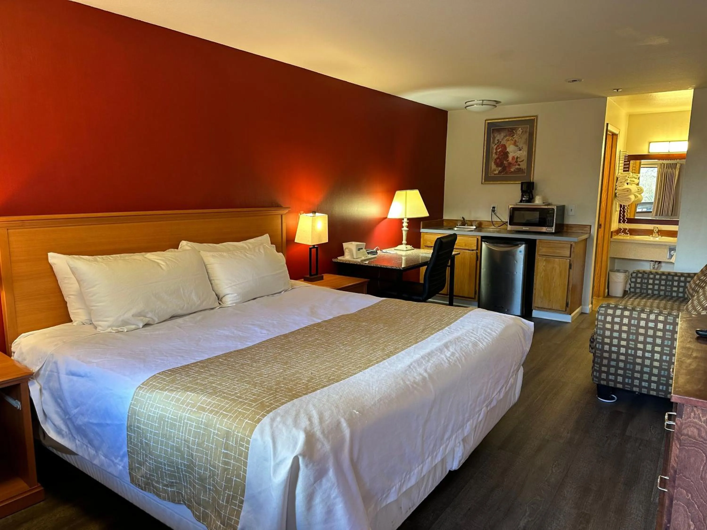 Bedroom, Bed in Econo Lodge Edmonds North Seattle