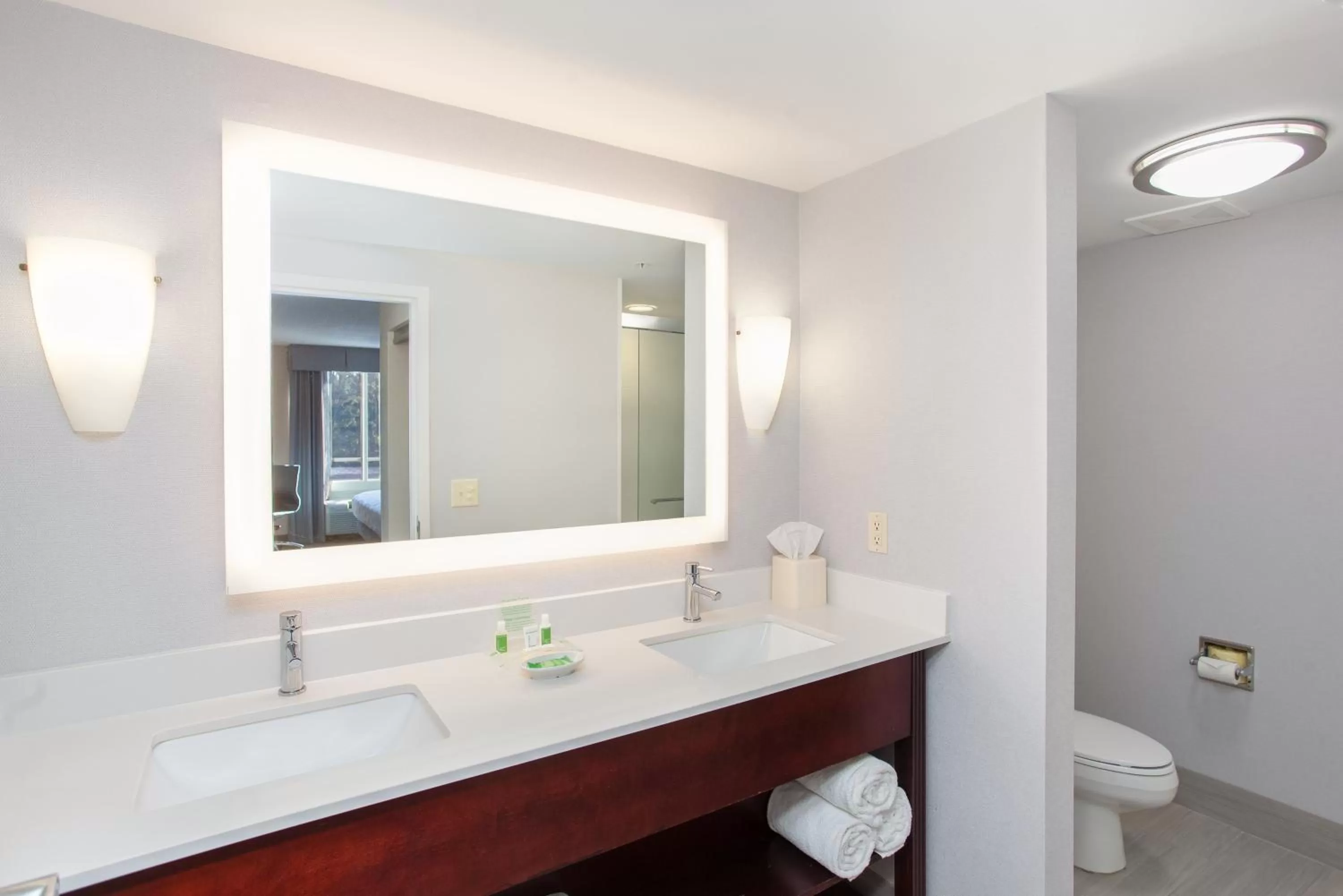 Photo of the whole room in Holiday Inn Hotel & Suites Tallahassee Conference Center North by IHG