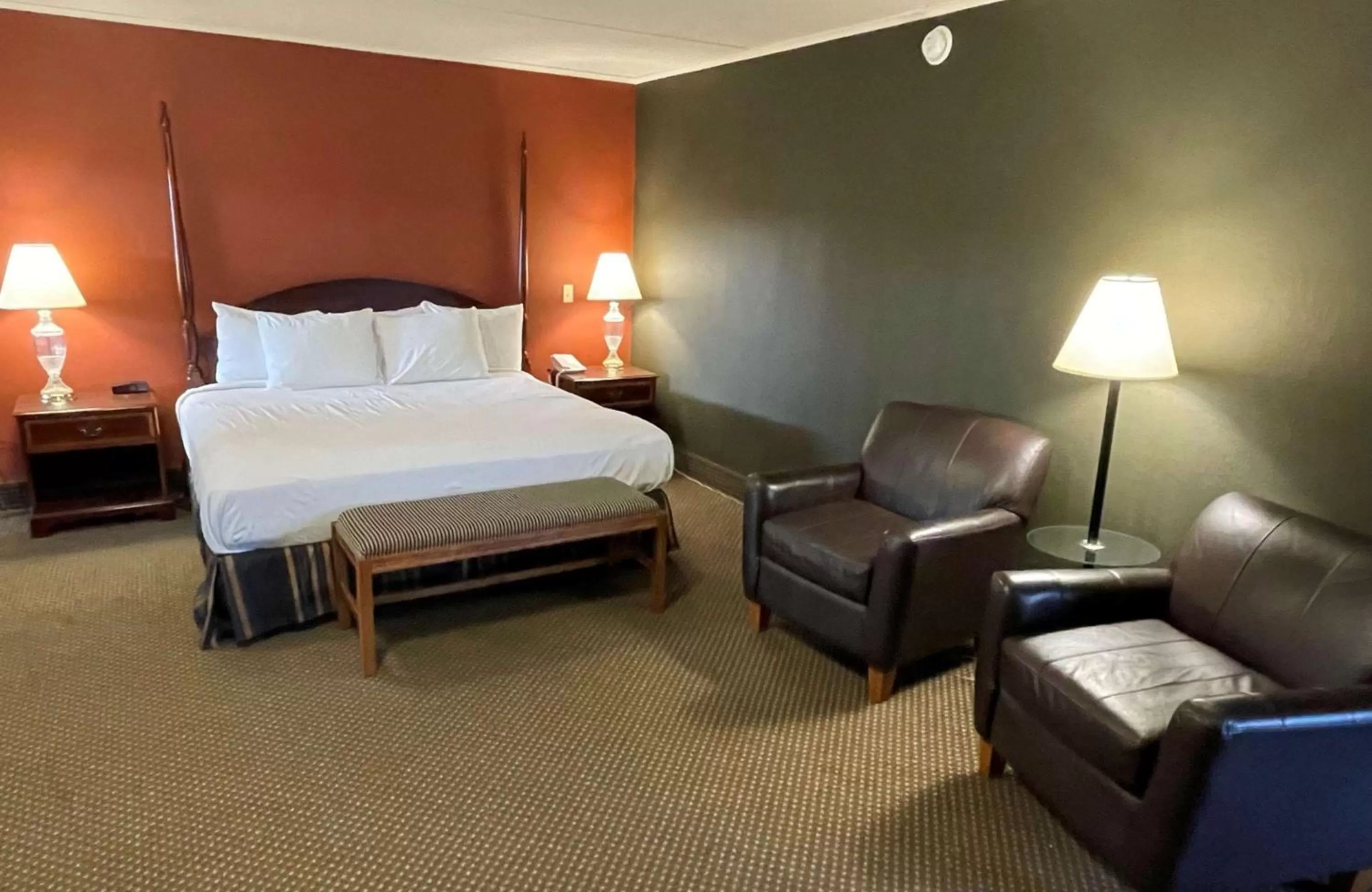 Bedroom, Bed in Crossroads Hotel & Event Center