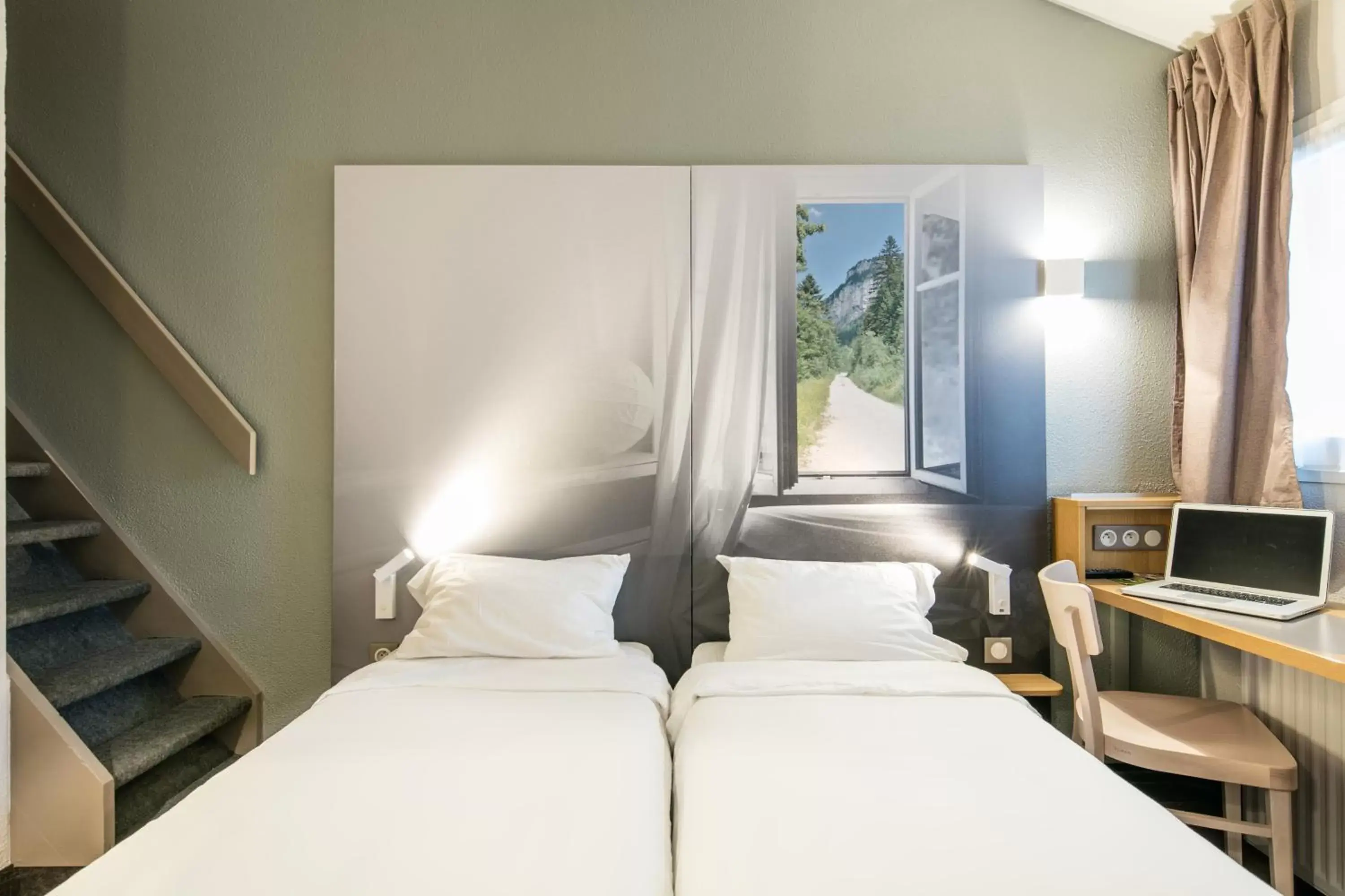 Classic Quadruple Room in B&B HOTEL Grenoble Université 1 Classic Quadruple Room in B&B HOTEL Grenoble Université 1