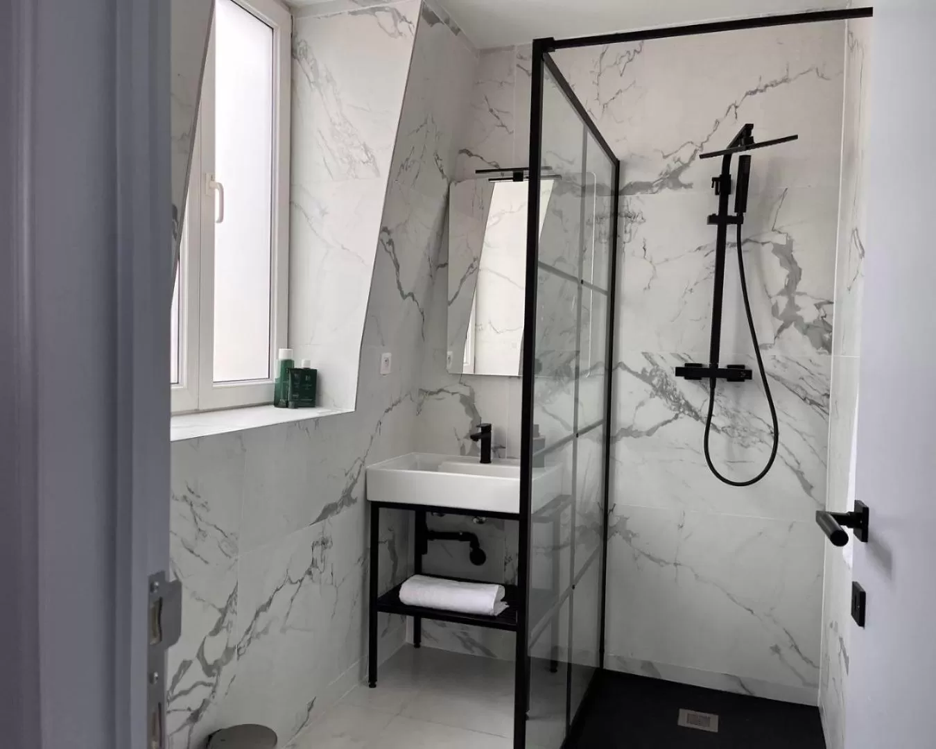 Shower in Hôtel La Pièce