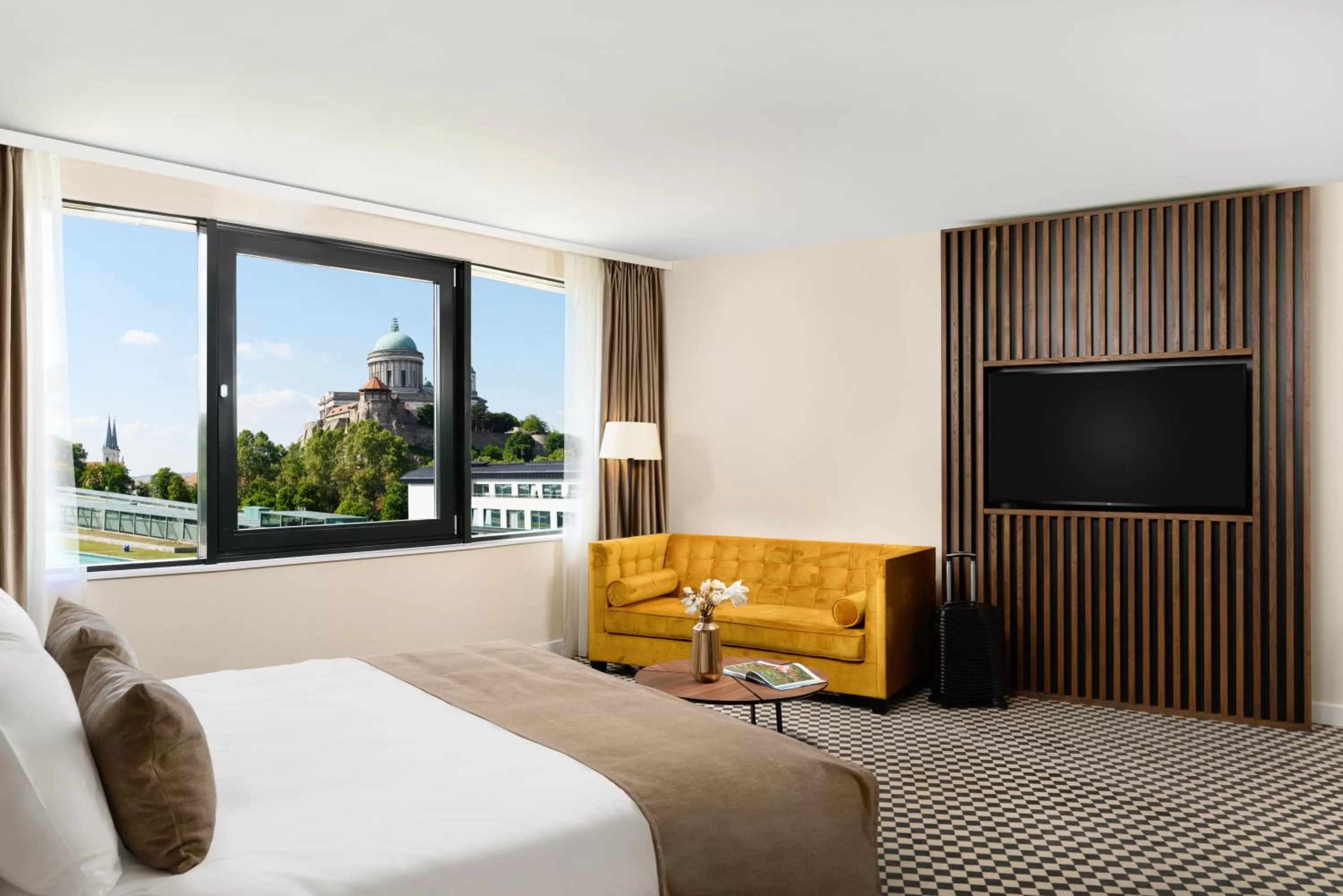 Photo of the whole room, Bed in Grand Hotel Esztergom
