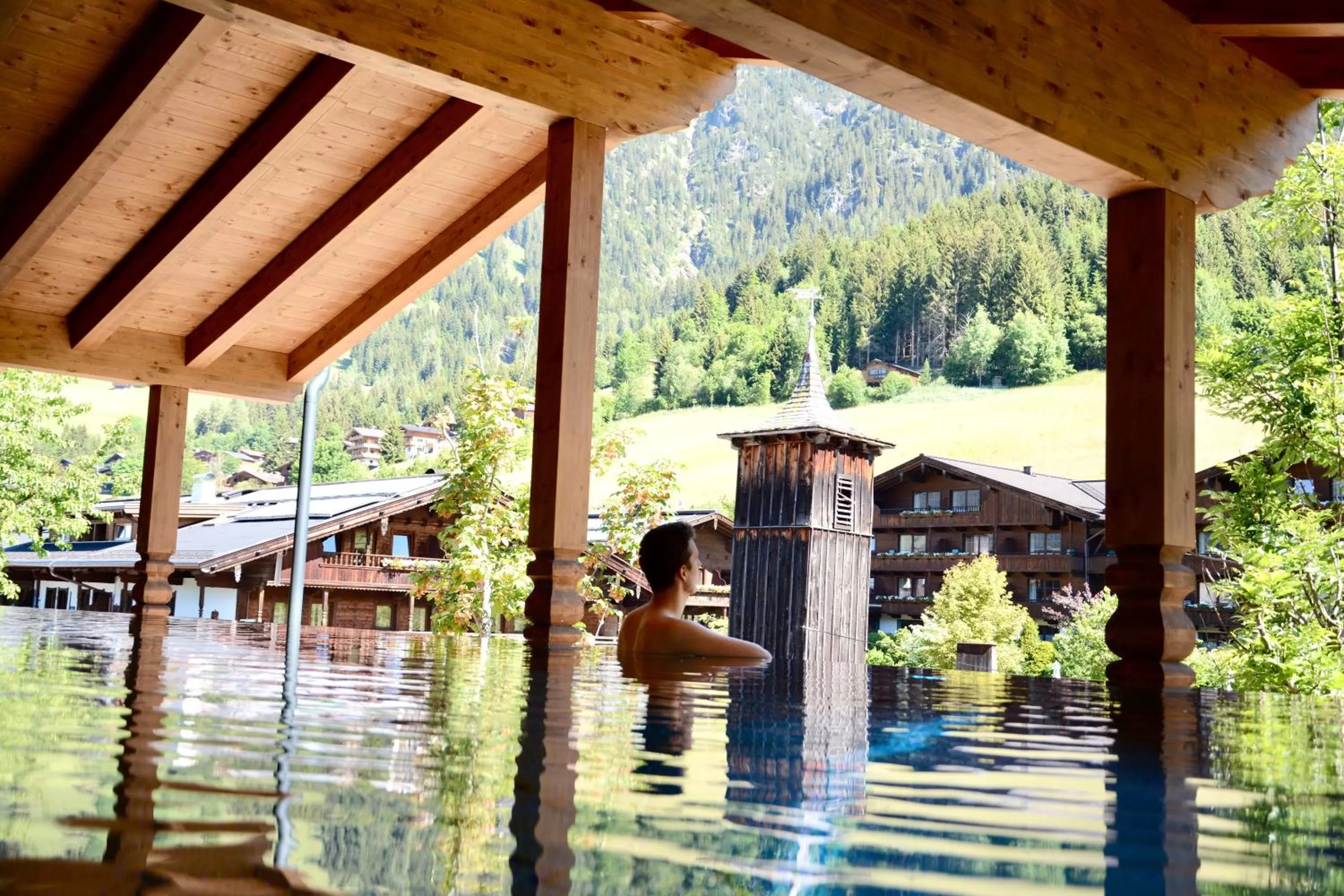 Pool view in Boutiquehotel die Alpbacherin 4 Sterne Superior