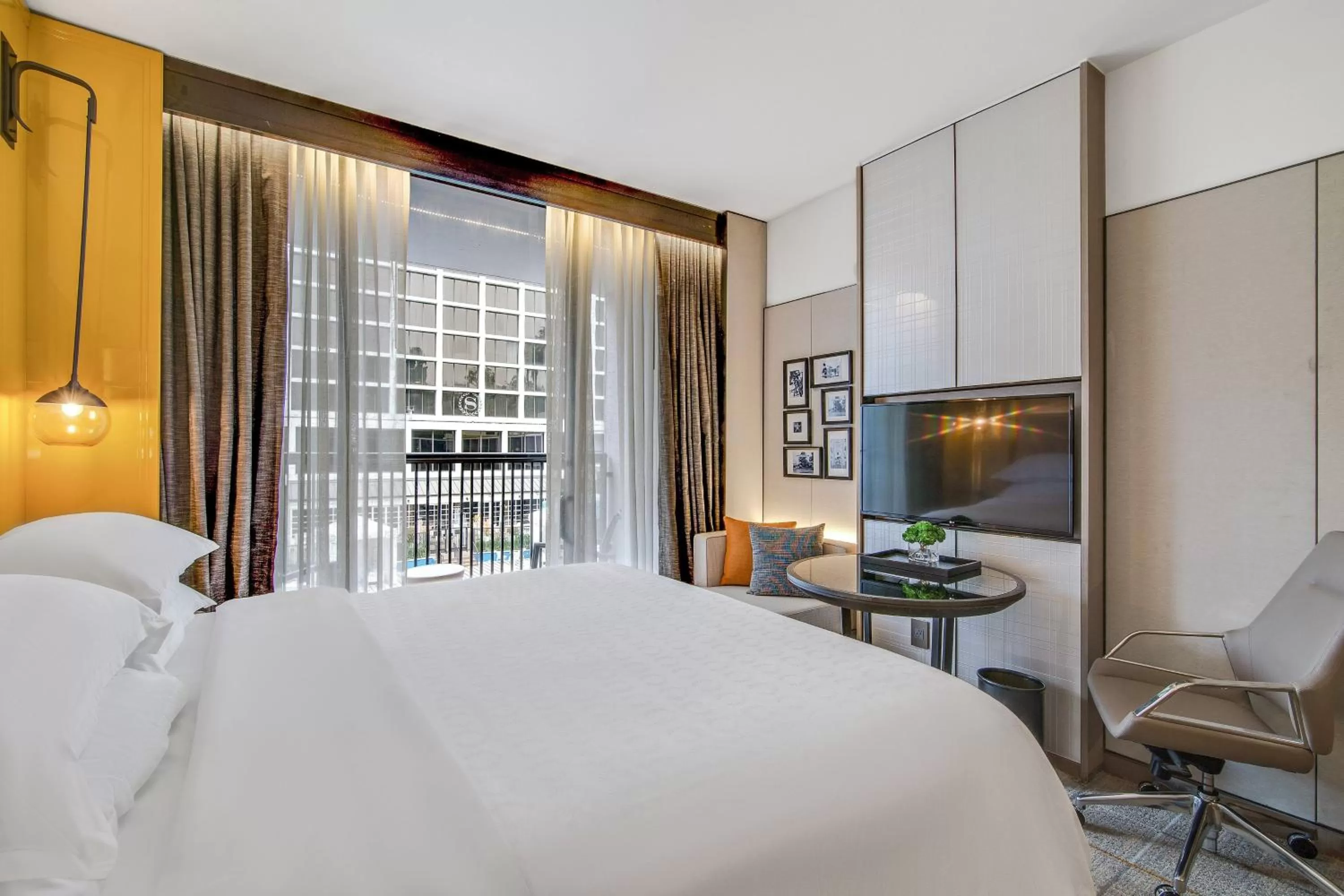 Swimming pool, Bed in Sheraton Universal