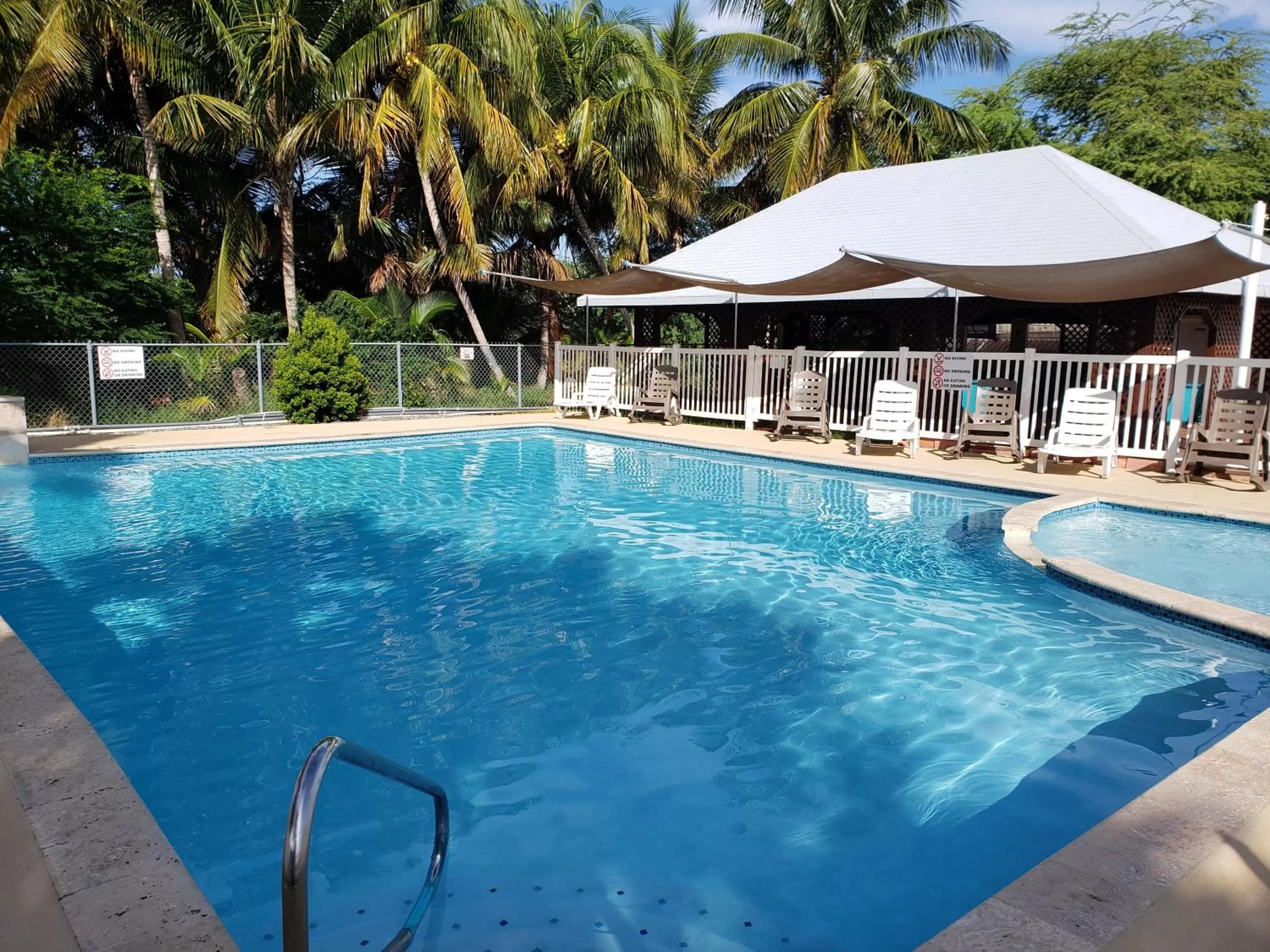 Swimming pool in Combate Beach Resort