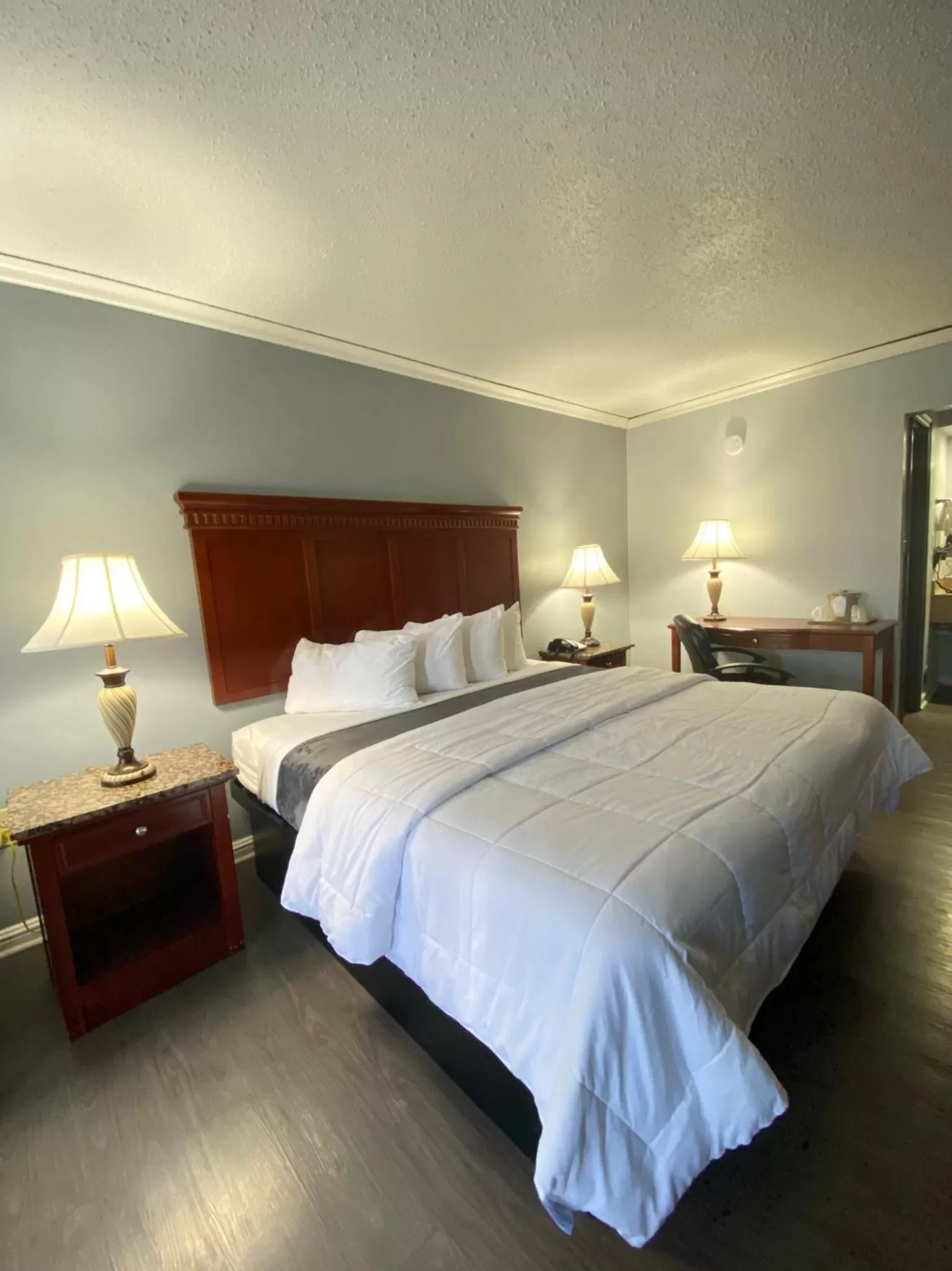 Bed in Quarters Inn & Suites