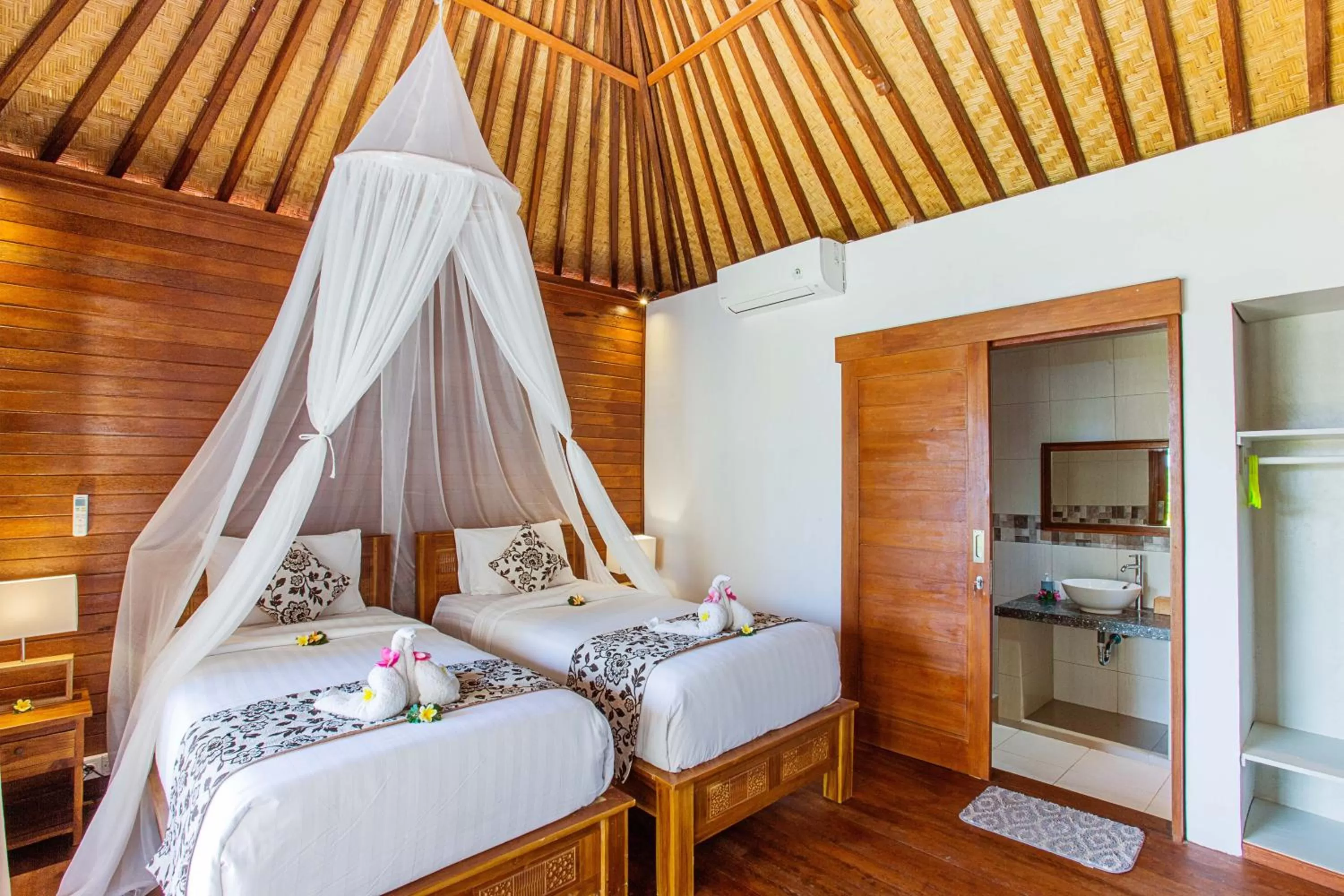 Bed in Nusa Veranda Sunset Villas & Restaurant