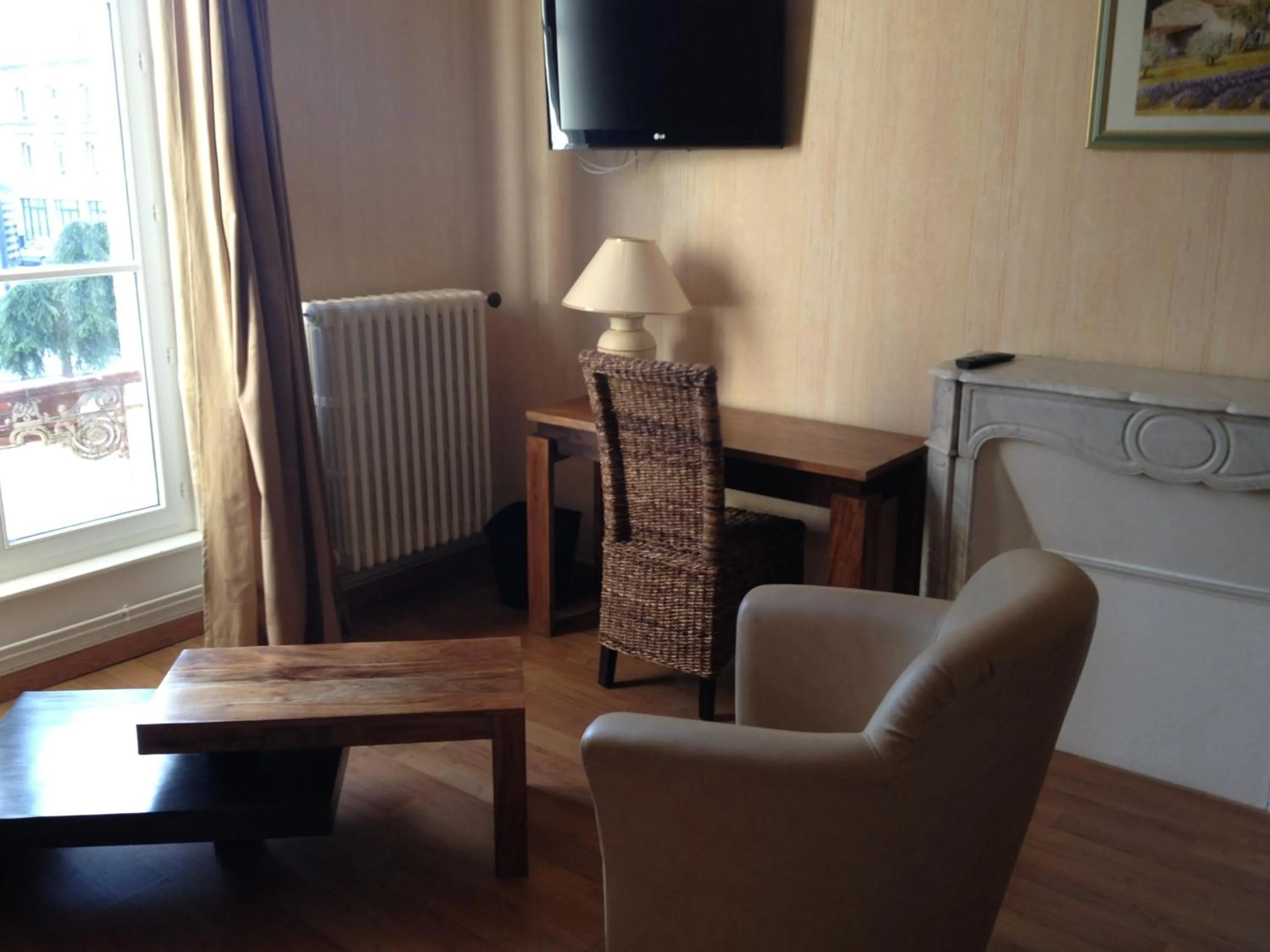 TV and multimedia in Hotel Couleurs Sud Centre-ville Gare Charleville-Mézières