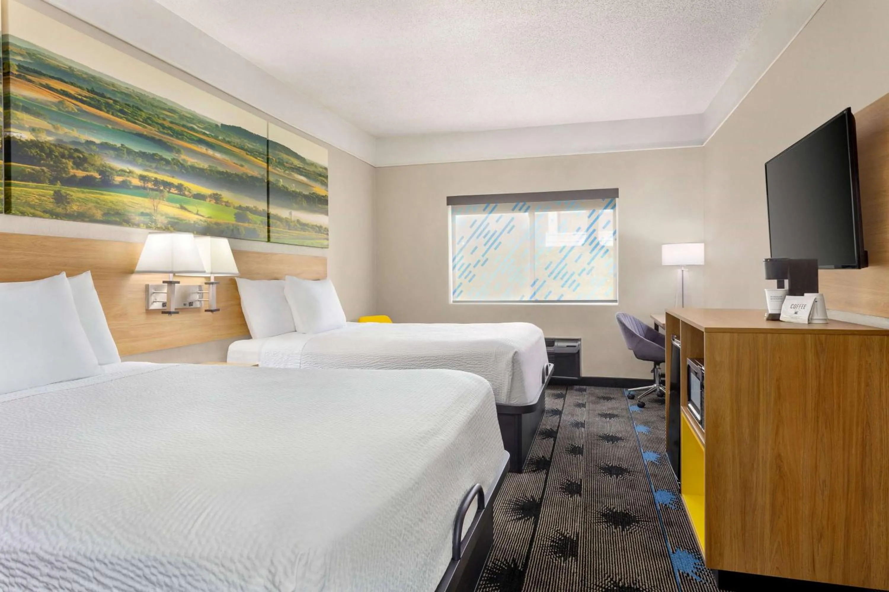 Bedroom, Bed in Days Inn by Wyndham Kansas City International Airport