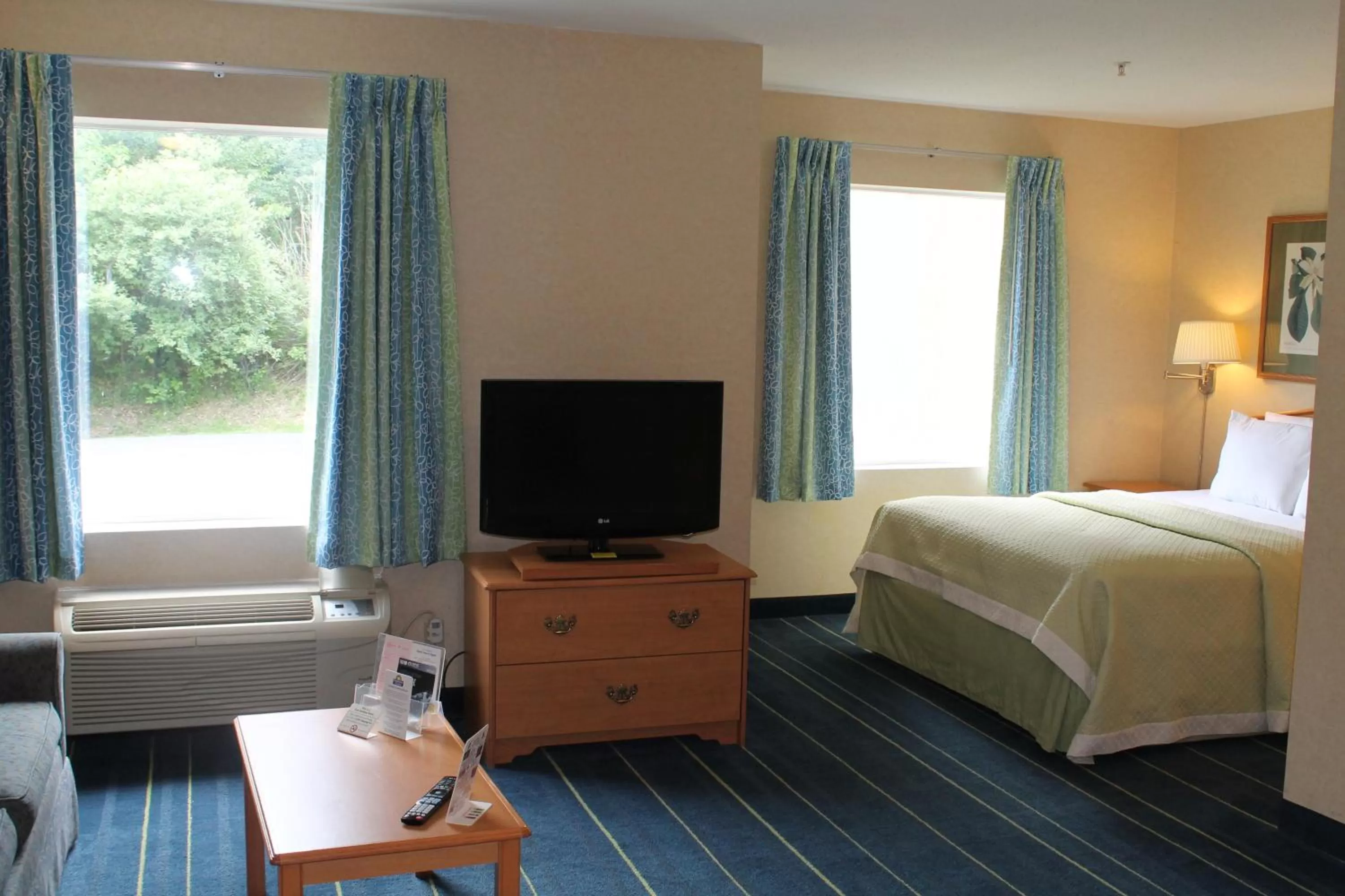 Photo of the whole room, Bed in Days Inn & Suites by Wyndham Bridgeport - Clarksburg