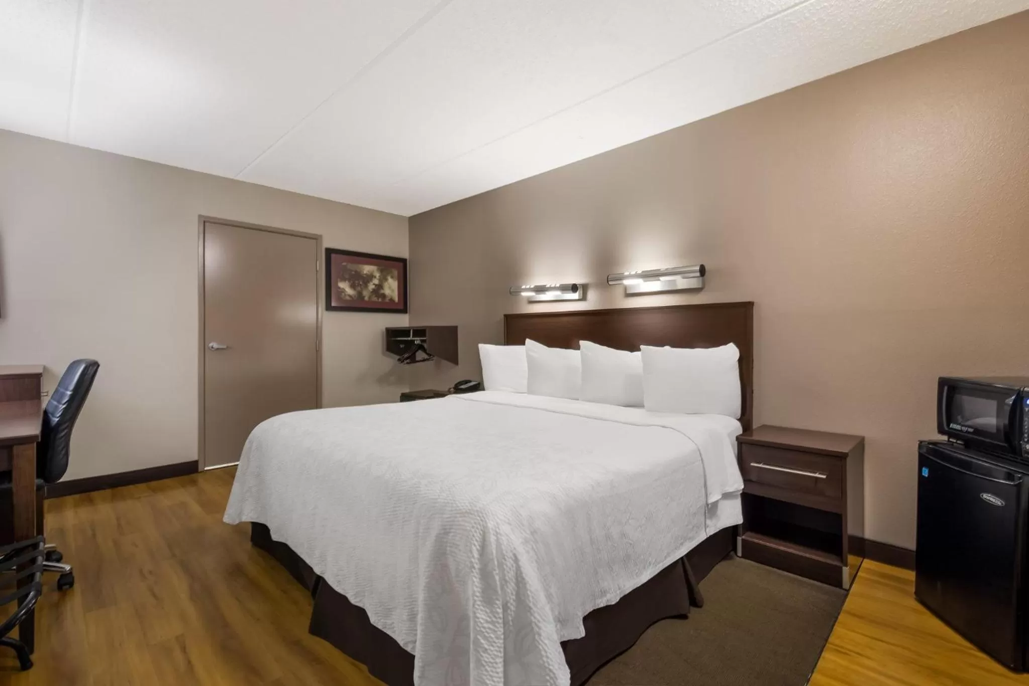 Photo of the whole room, Bed in Red Roof Inn PLUS+ Nashville Airport