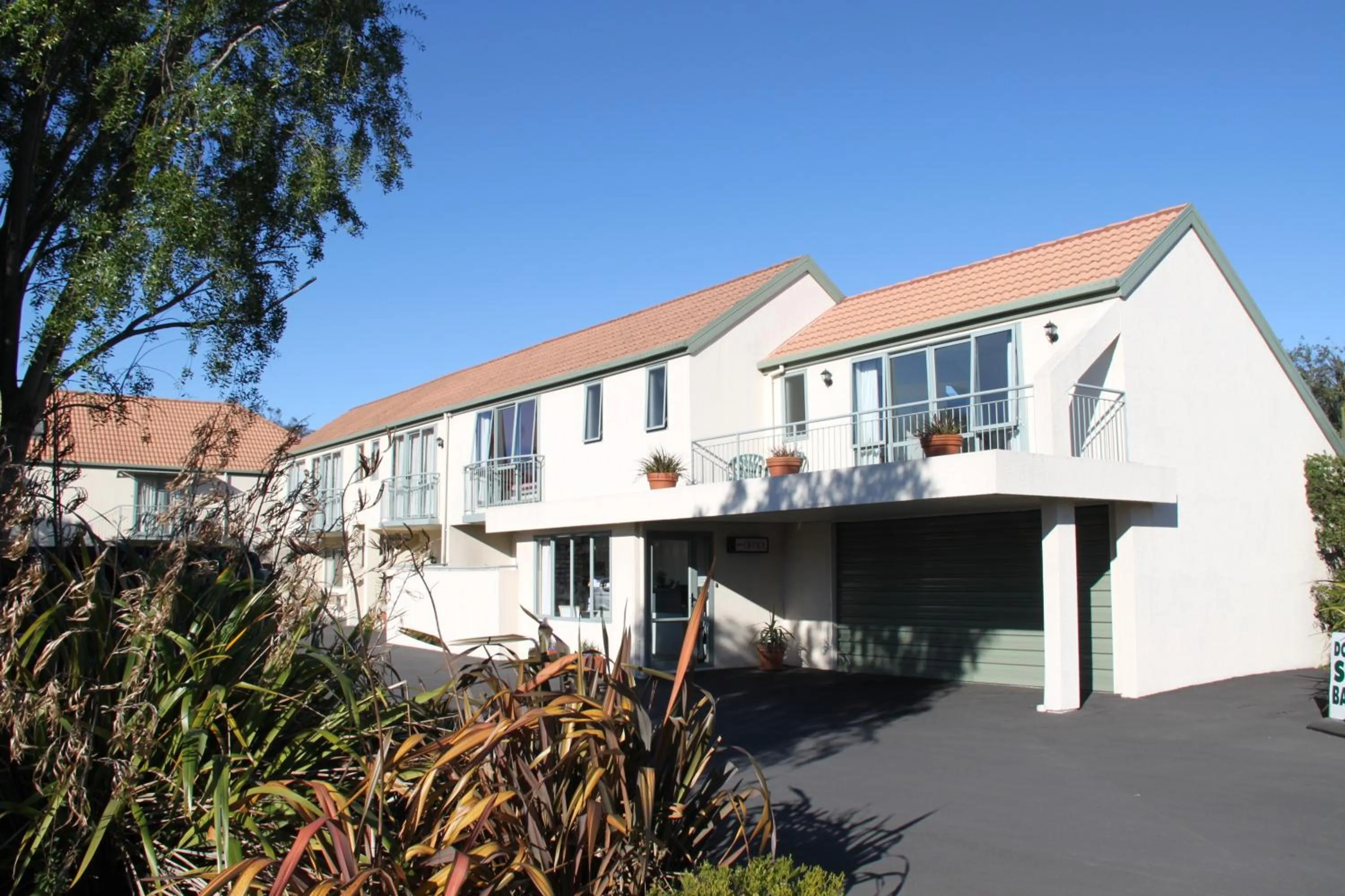 Facade/entrance in Alcala Motor Lodge