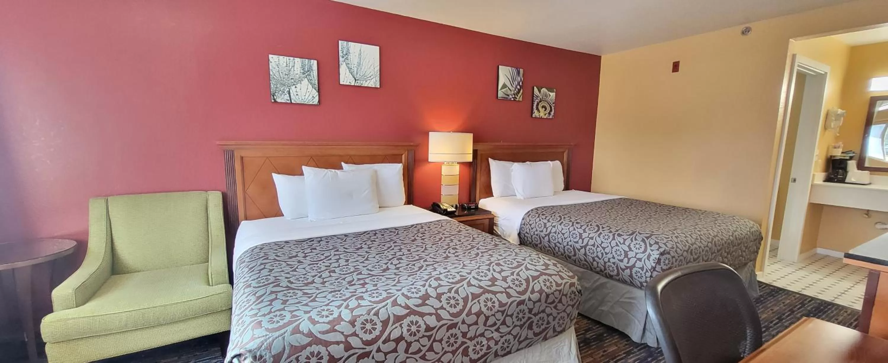 Bed in Olympic Inn & Suites Port Angeles