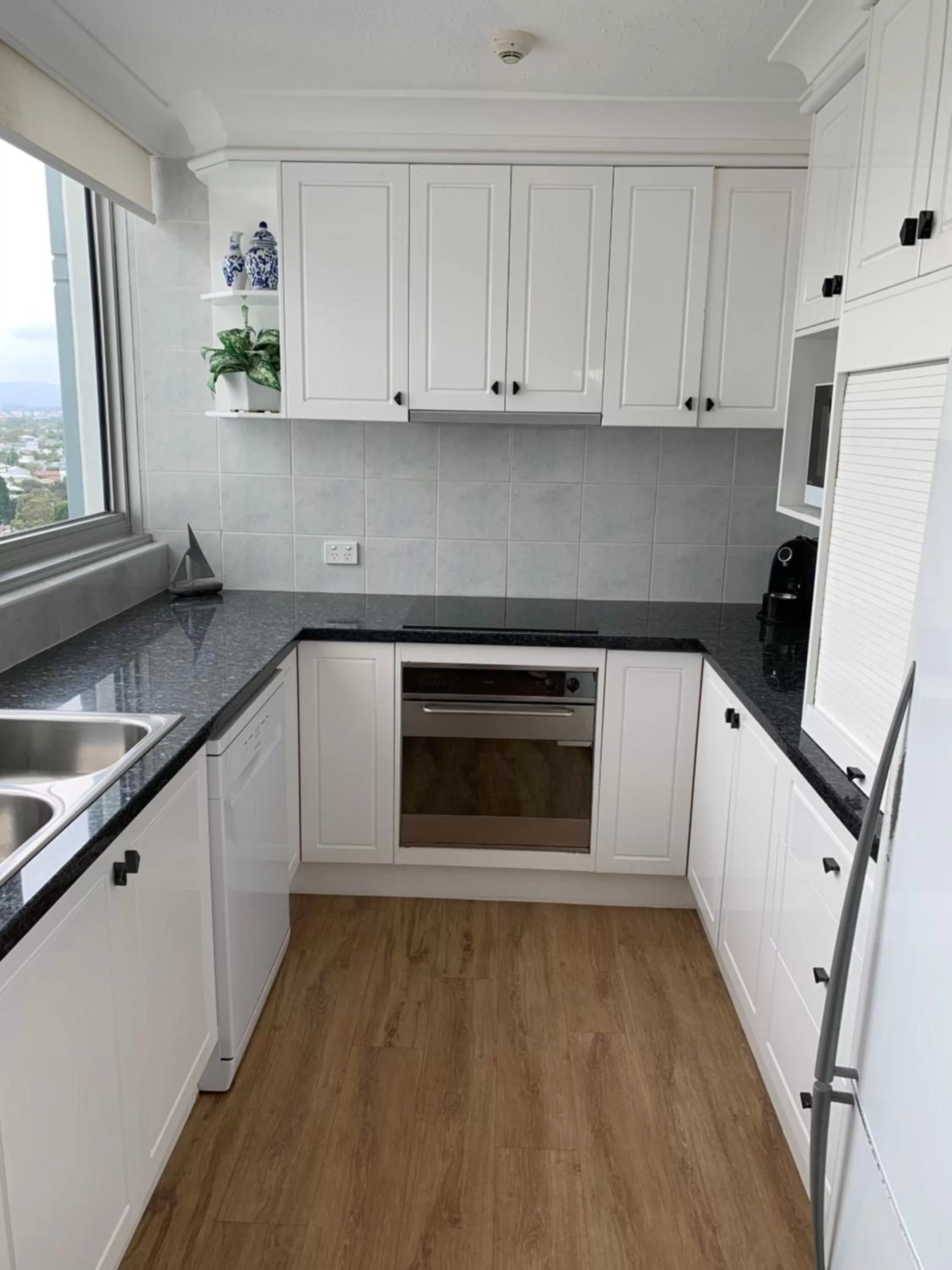 Kitchen or kitchenette in Pacific Regis Beachfront Holiday Apartments