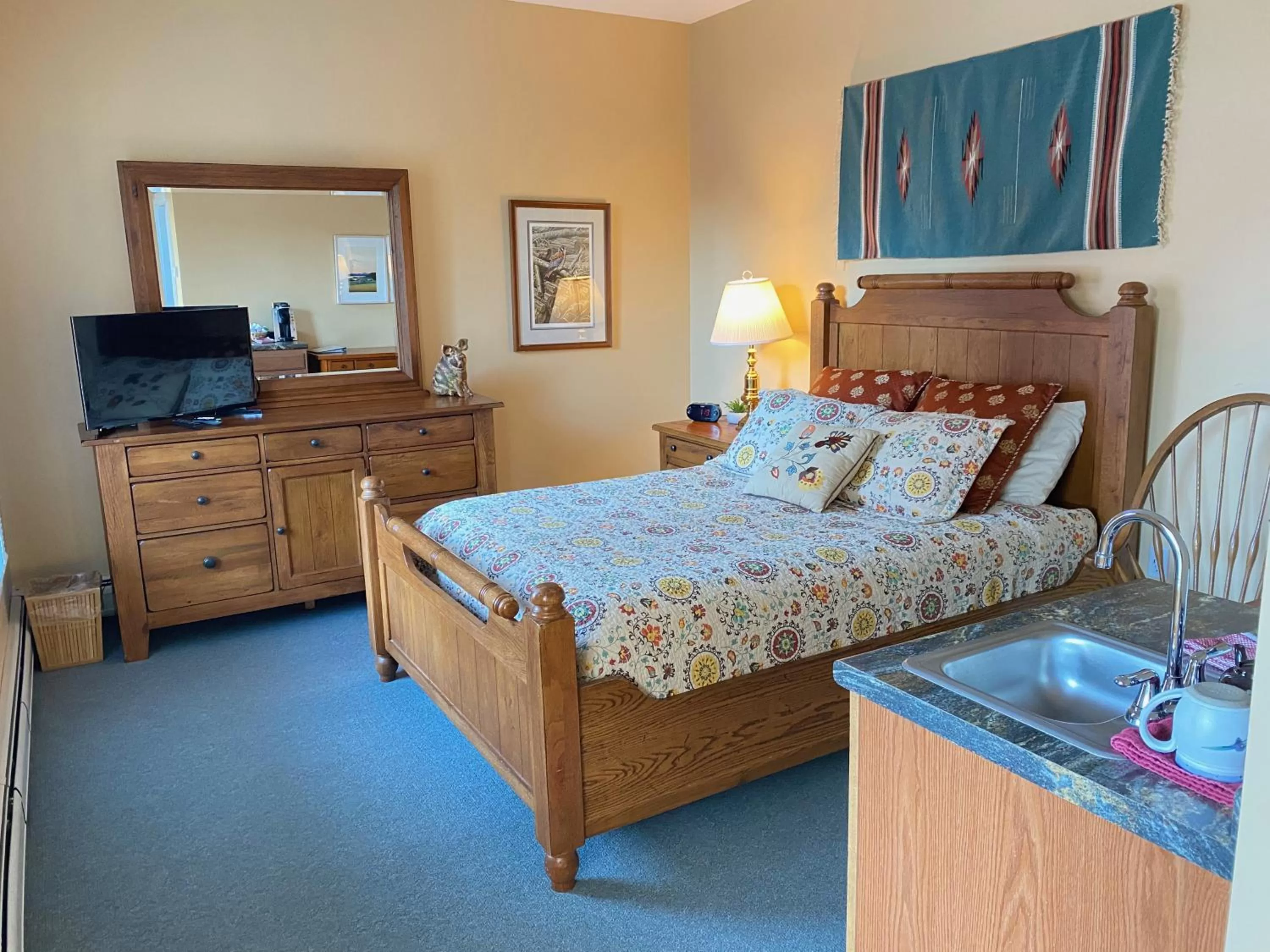 Photo of the whole room, Bed in Bristol Suites