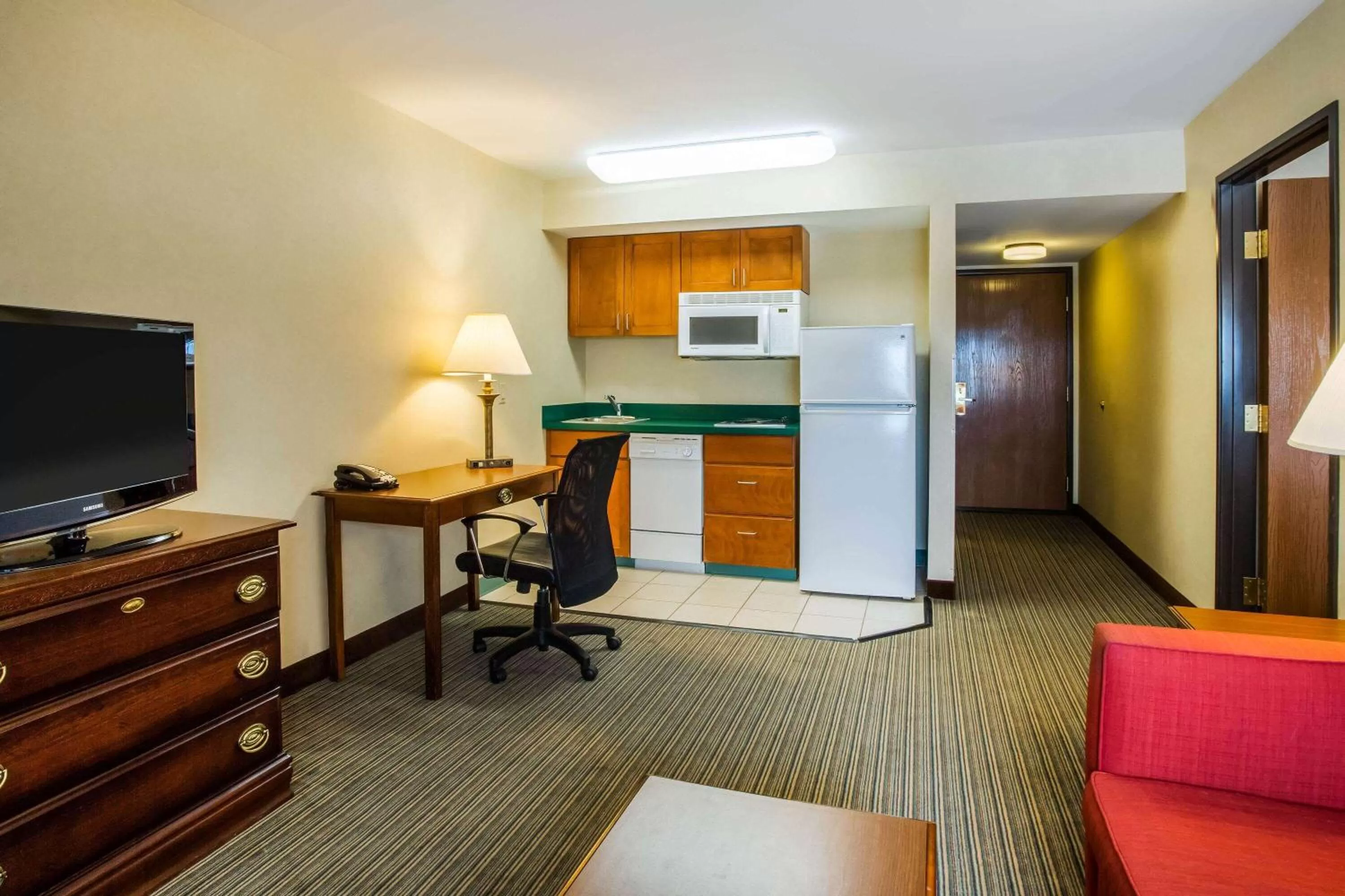 King Apartment - Mobility Access/Non-Smoking in La Quinta by Wyndham St. Albans